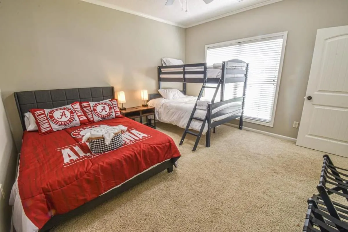 Bed in The Crimson Retreat Only 5 miles to the Stadium BBQ Coffee Games