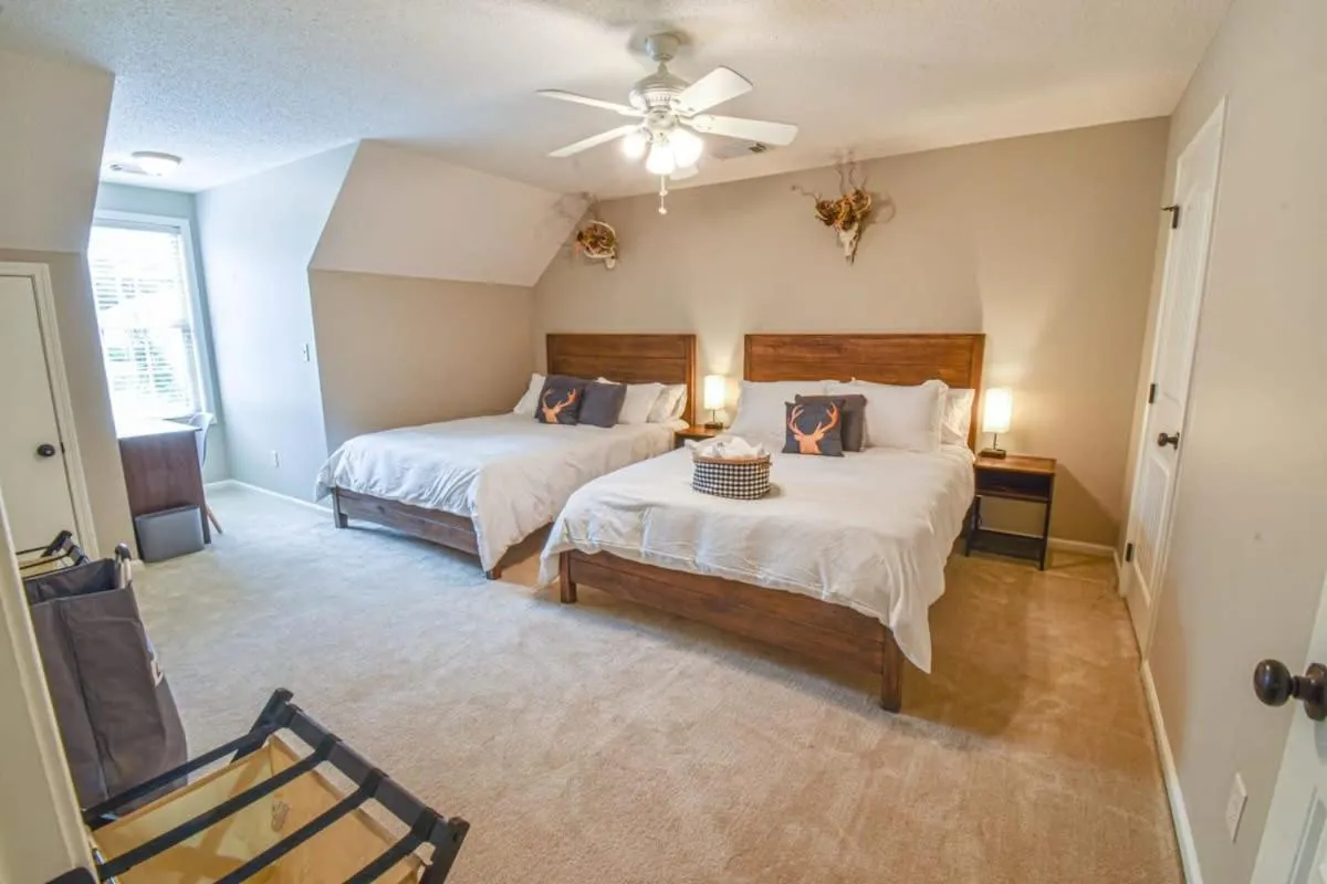Bed in The Crimson Retreat Only 5 miles to the Stadium BBQ Coffee Games