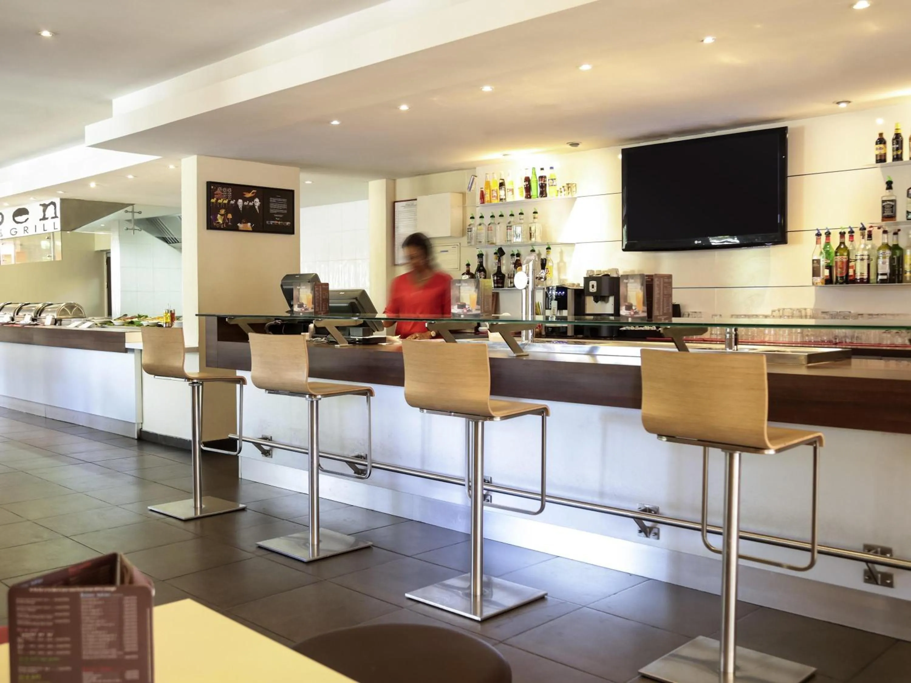 Lounge or bar in Ibis Styles Abidjan Marcory