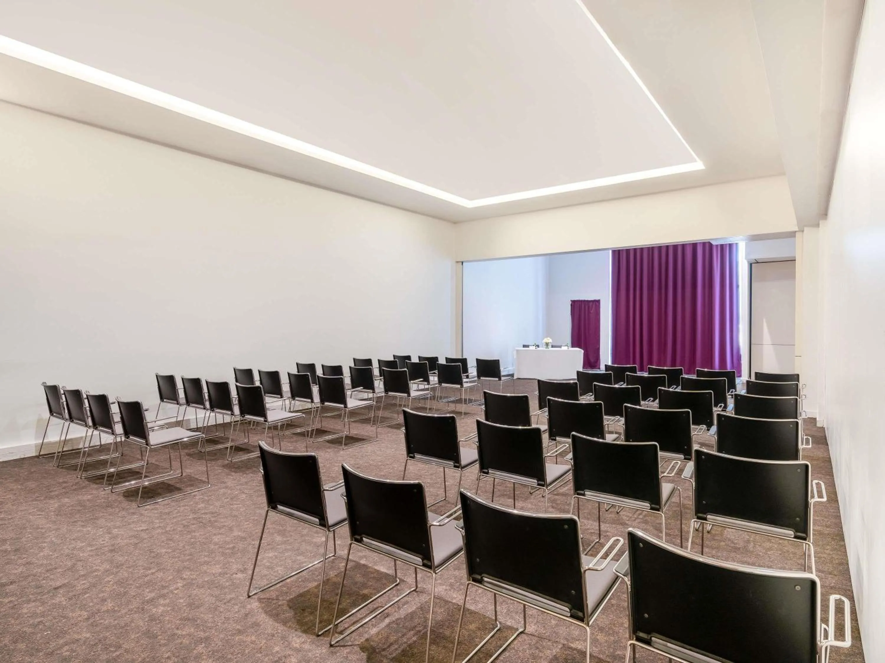 Meeting/conference room in Novotel Abidjan Plateau