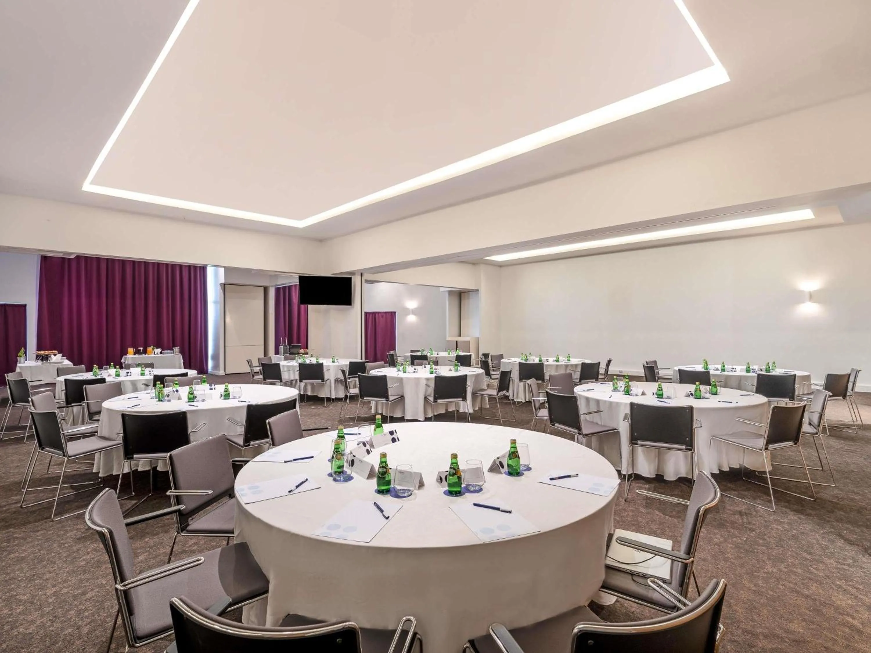 Meeting/conference room in Novotel Abidjan Plateau