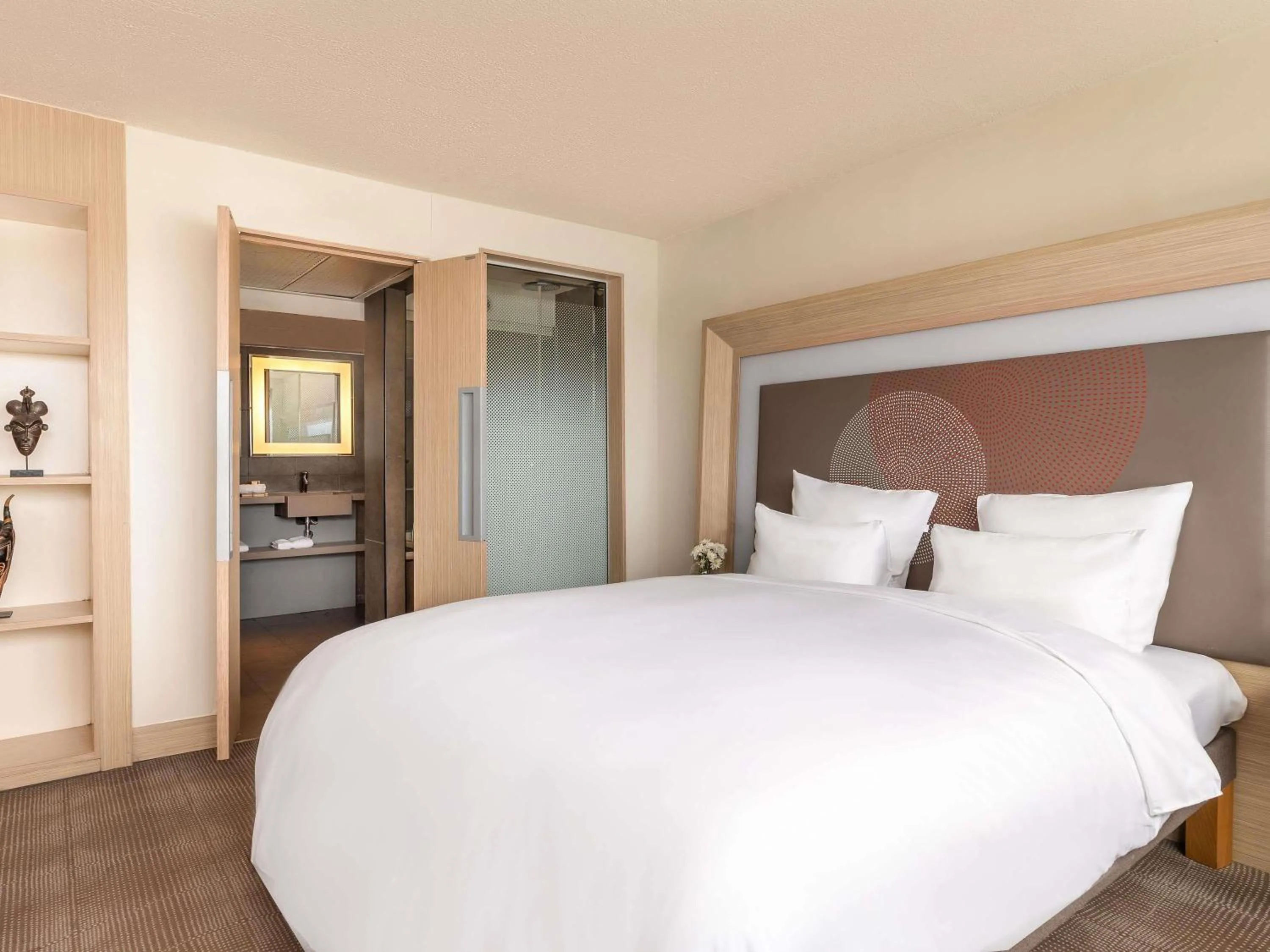 Bedroom, Bed in Novotel Abidjan Plateau