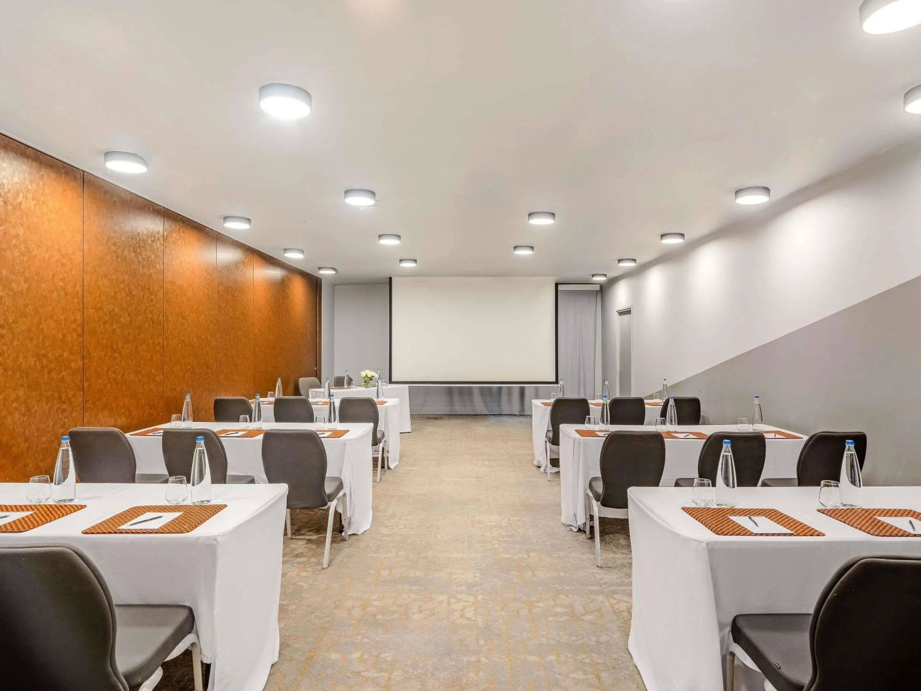 Meeting/conference room in Pullman Abidjan