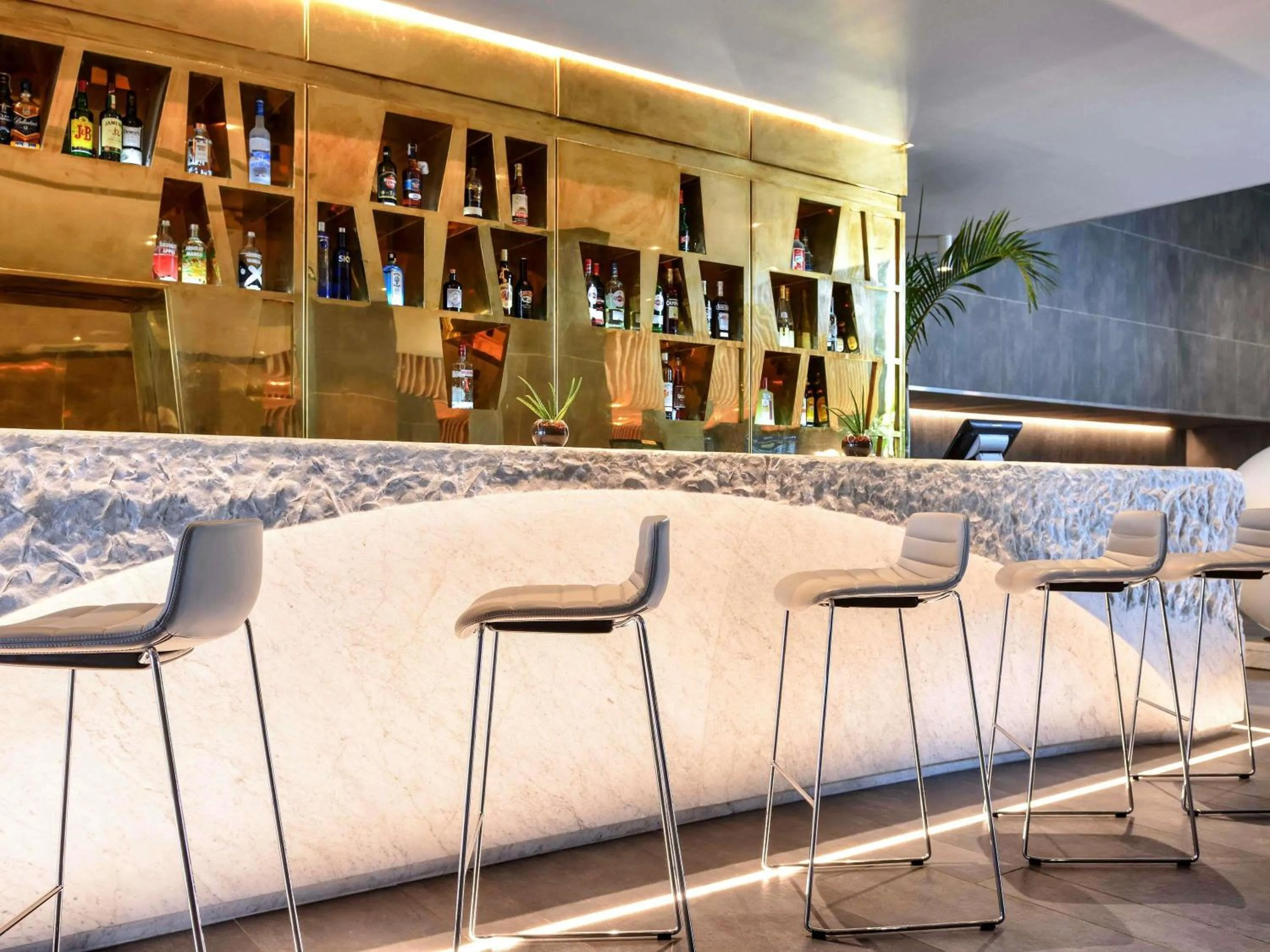 Lounge or bar in Pullman Abidjan
