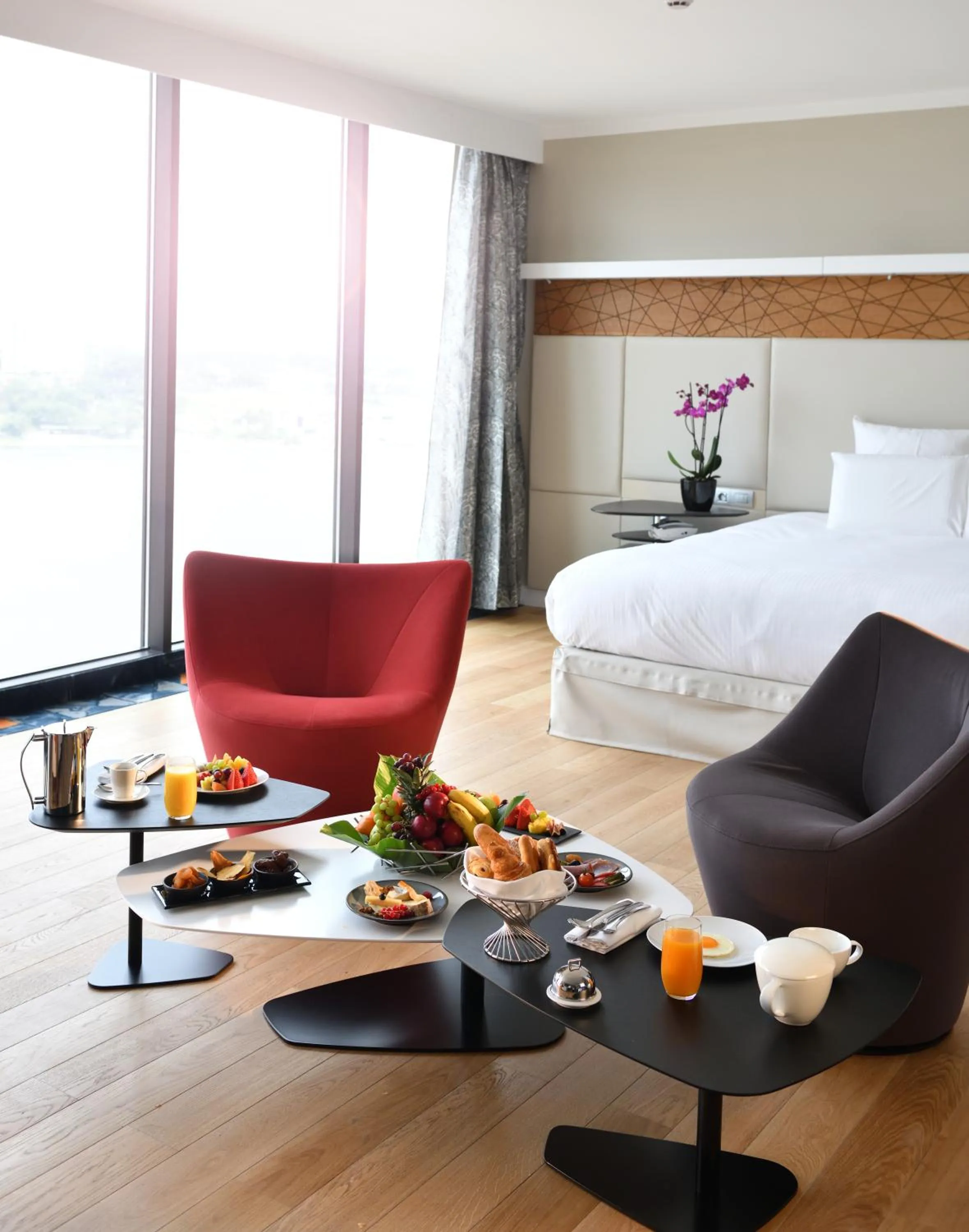 Living room, Bed in Pullman Abidjan