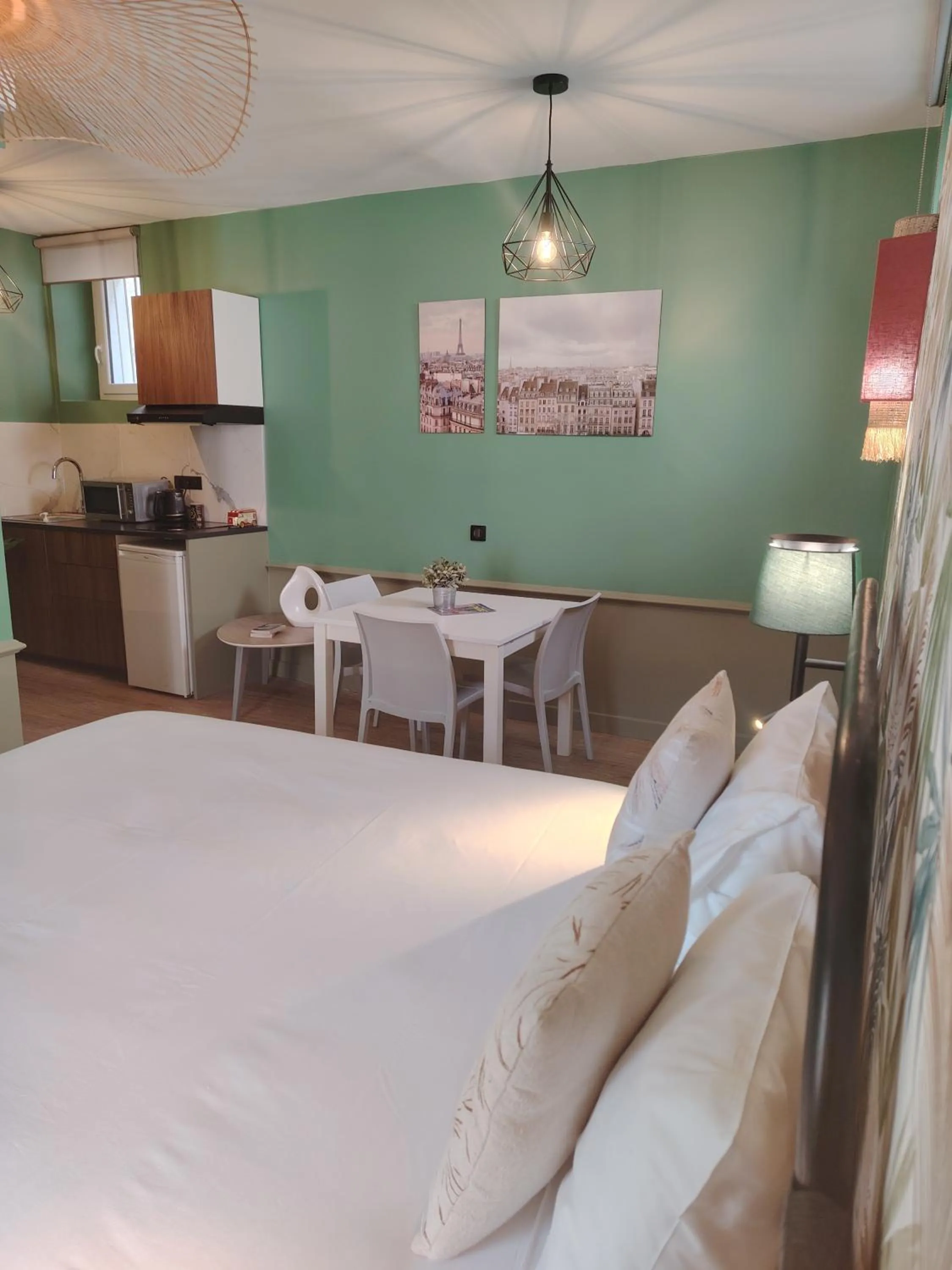 Bed in Le Village Montmartre