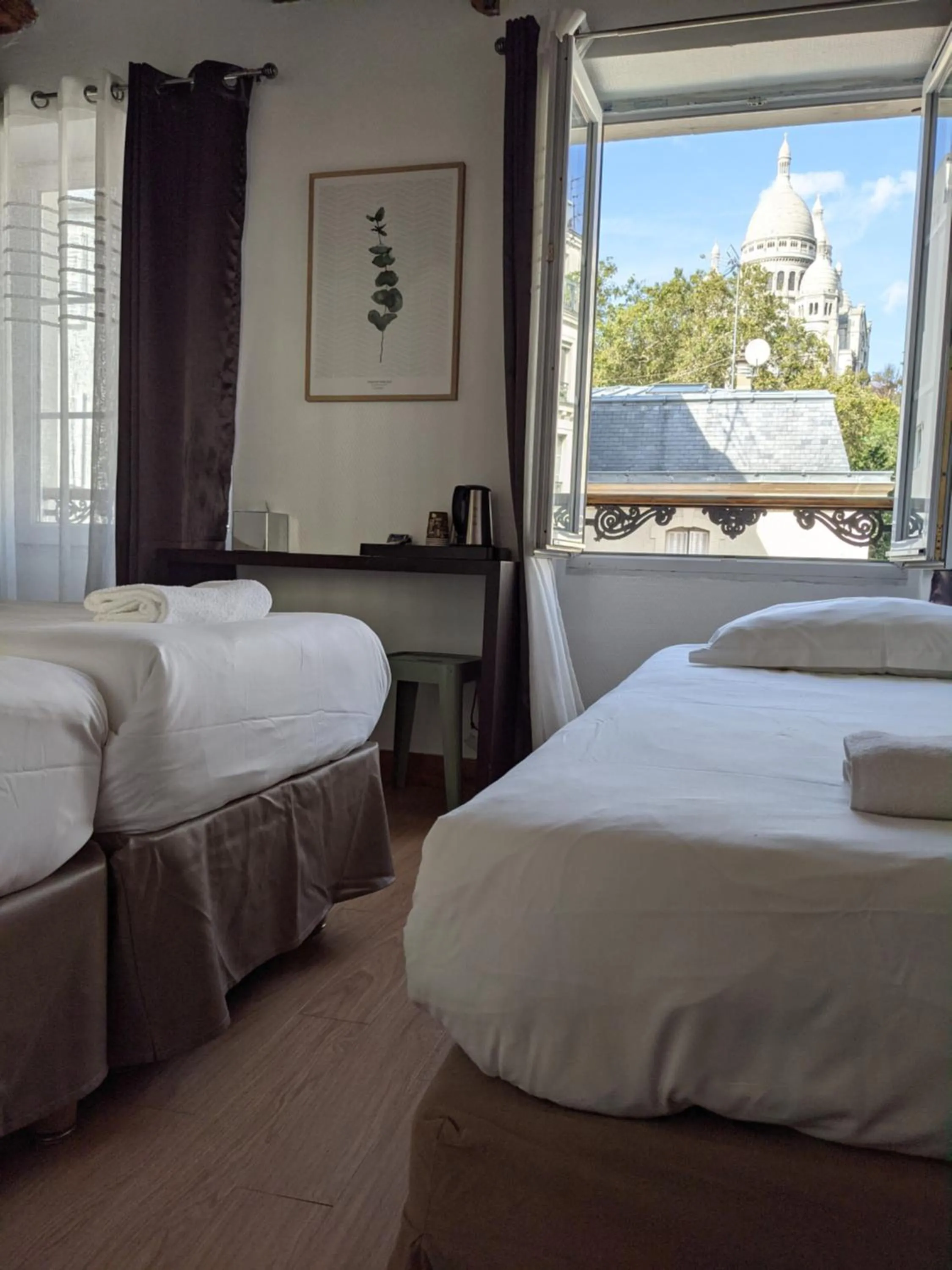 View (from property/room), Bed in Le Village Montmartre