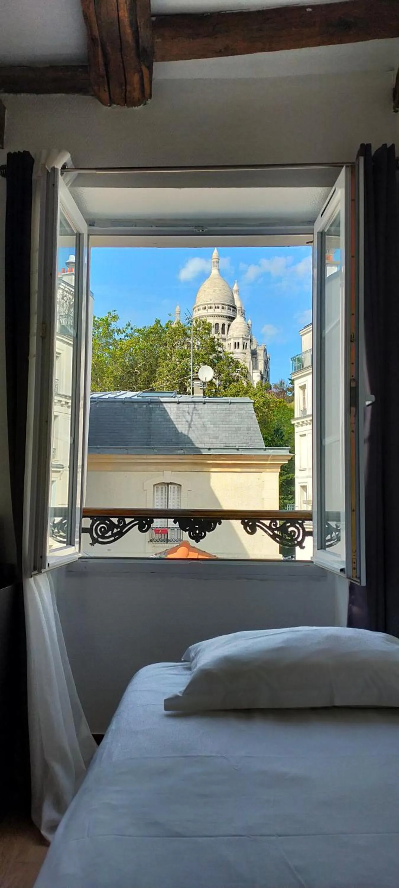 View (from property/room), Bed in Le Village Montmartre