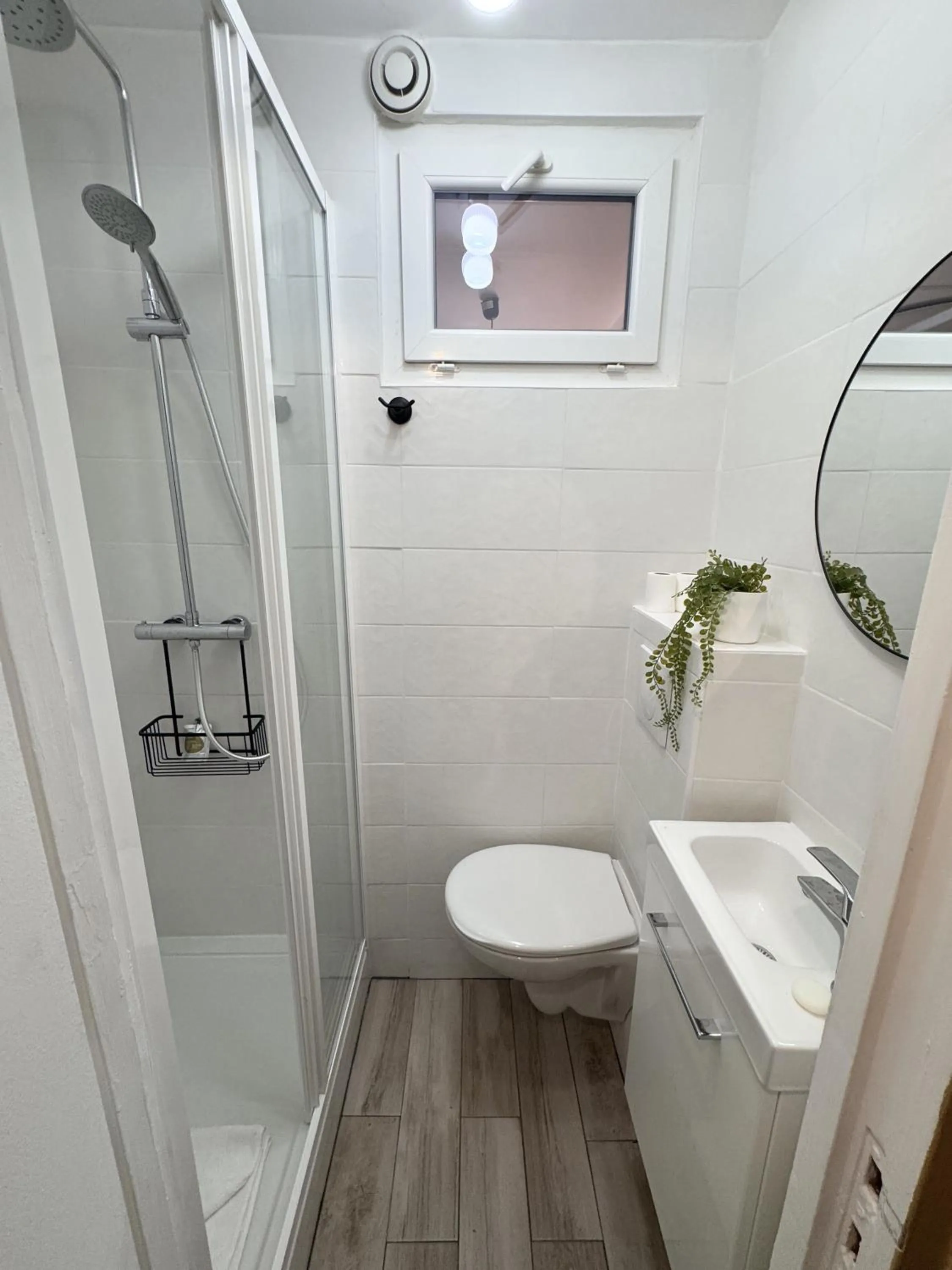 Shower in Le Village Montmartre