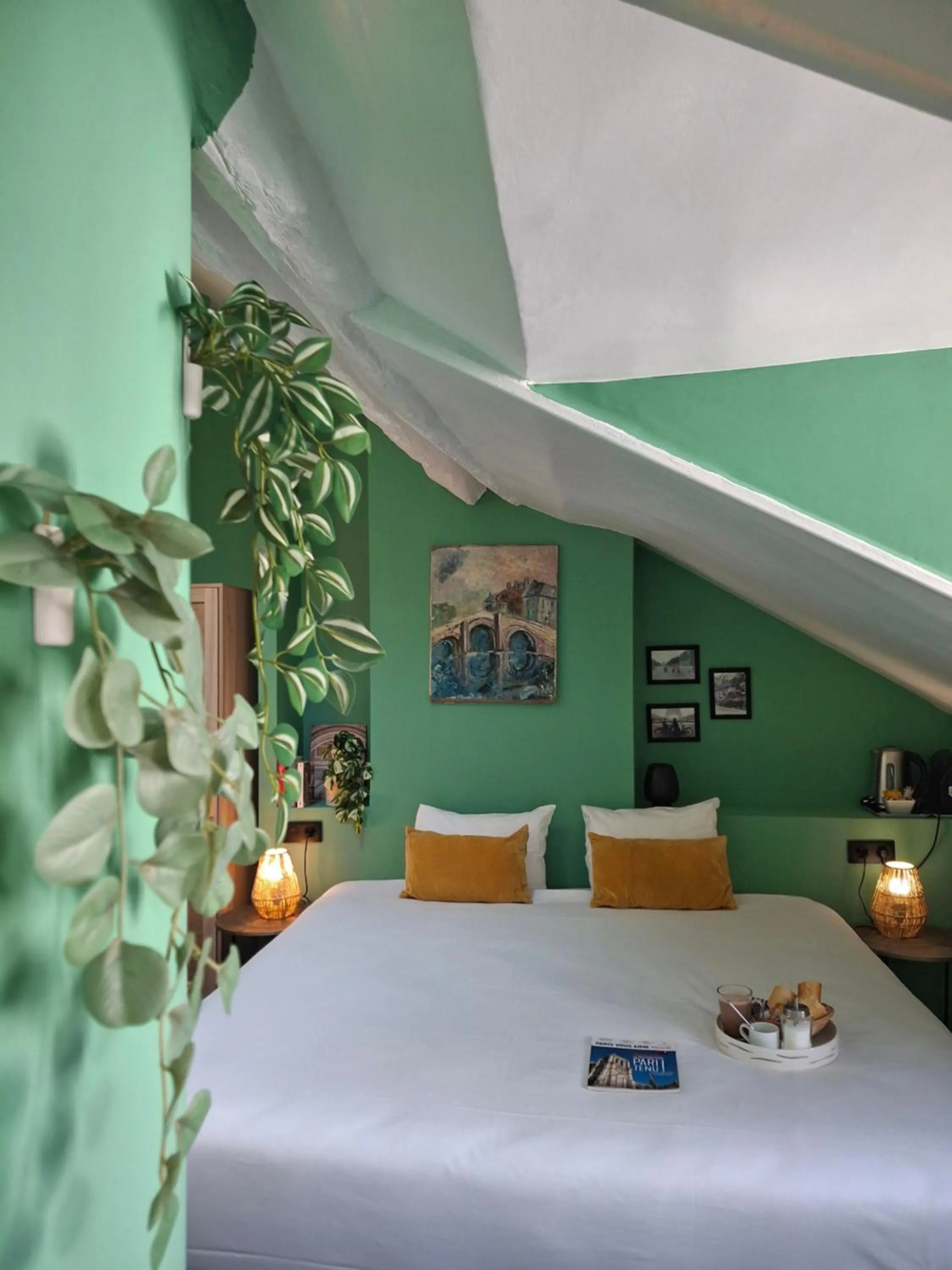 Bed in Le Village Montmartre