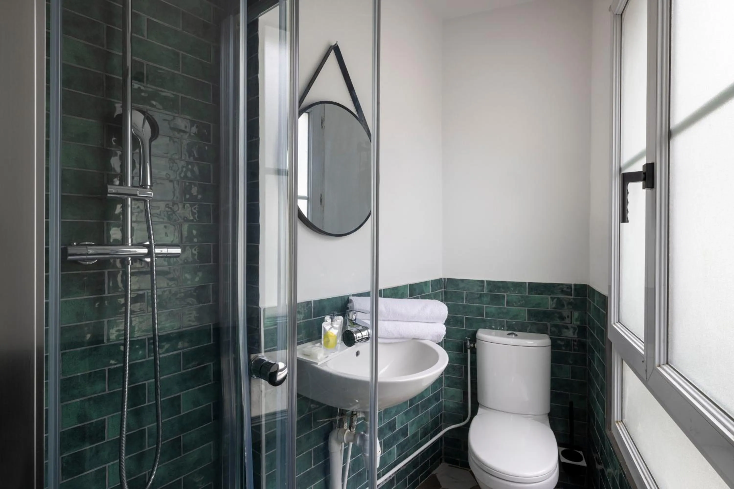 Shower in Le Village Montmartre