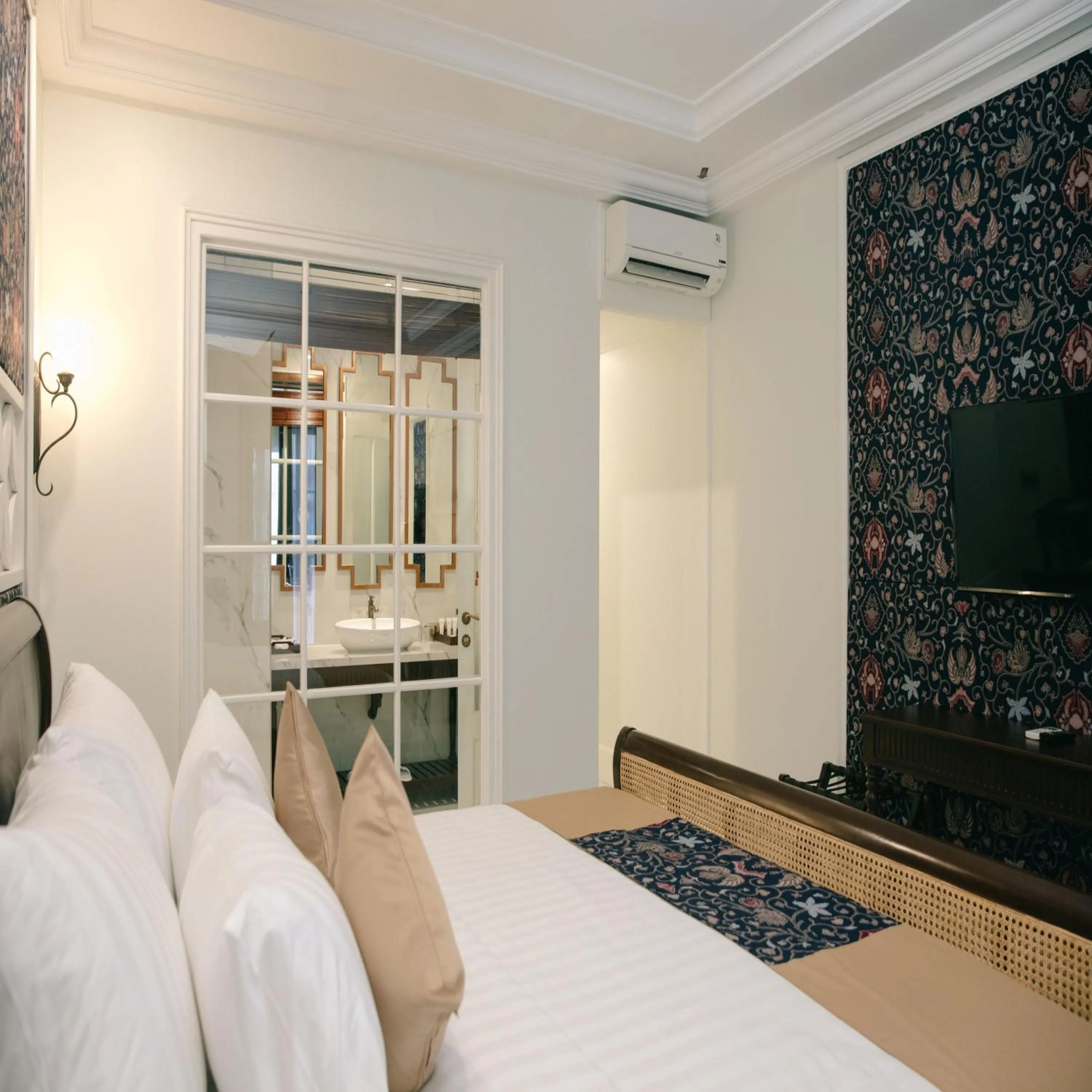 Bedroom, Bed in MAHALAYA The Legacy Hotel