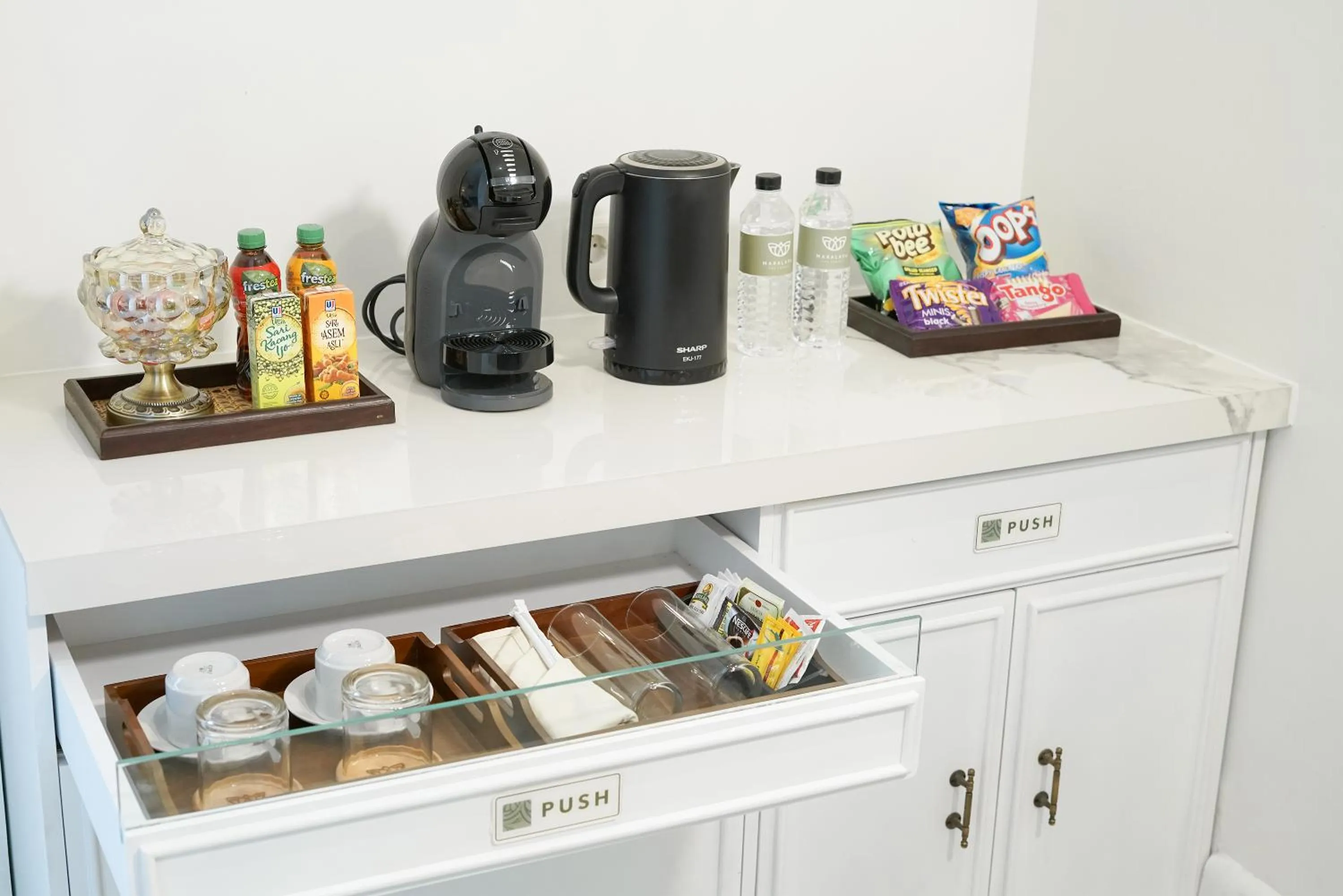 Coffee/tea facilities in MAHALAYA The Legacy Hotel