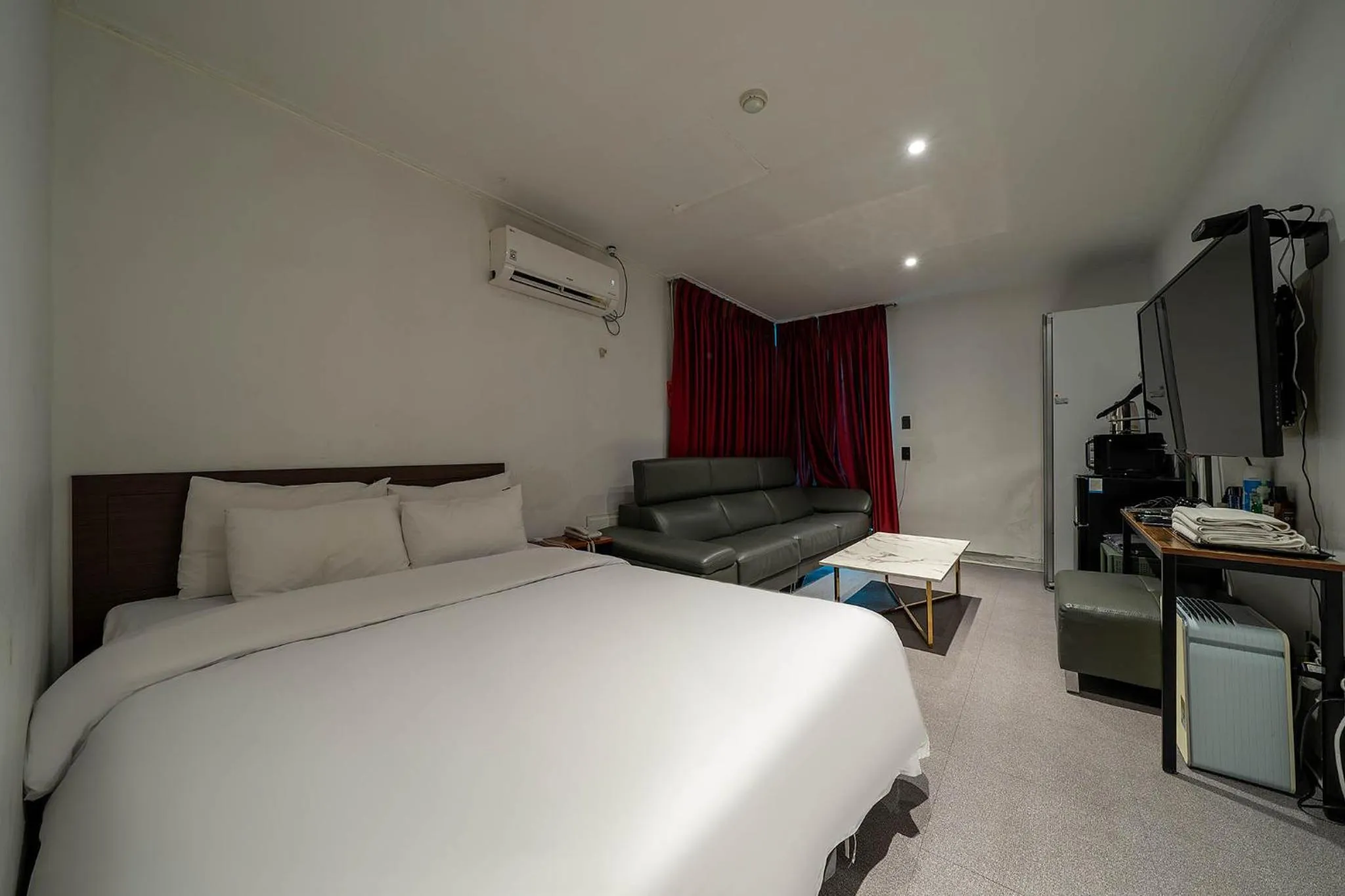 Bed in Pacific7 Hotel