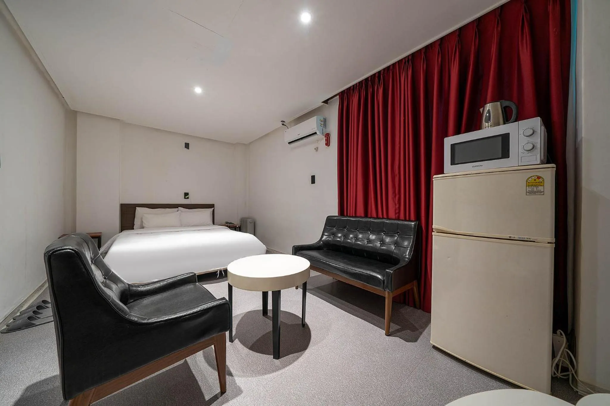 Bed in Pacific7 Hotel