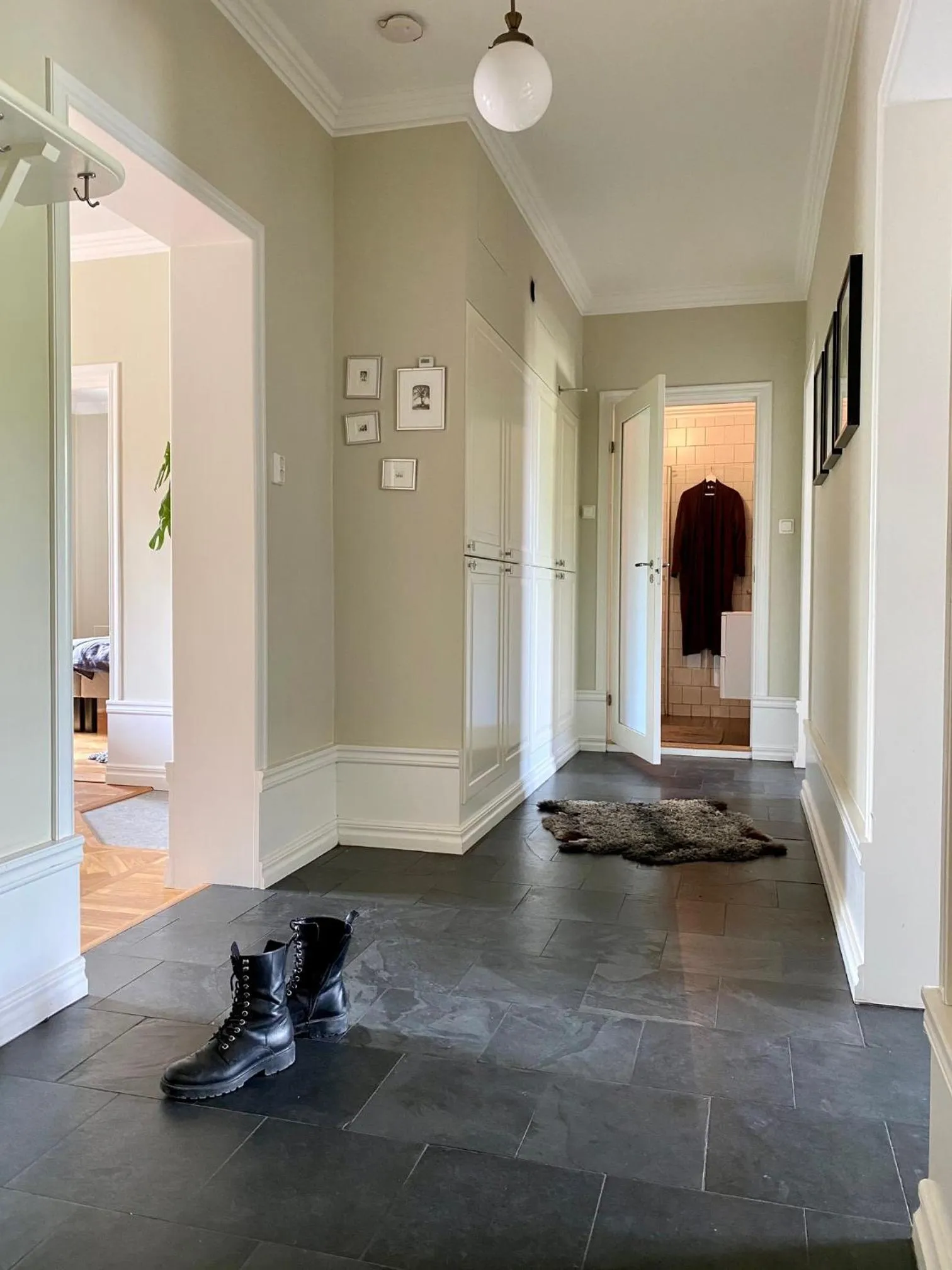 Photo of the whole room in Sköna Hönor Apartments