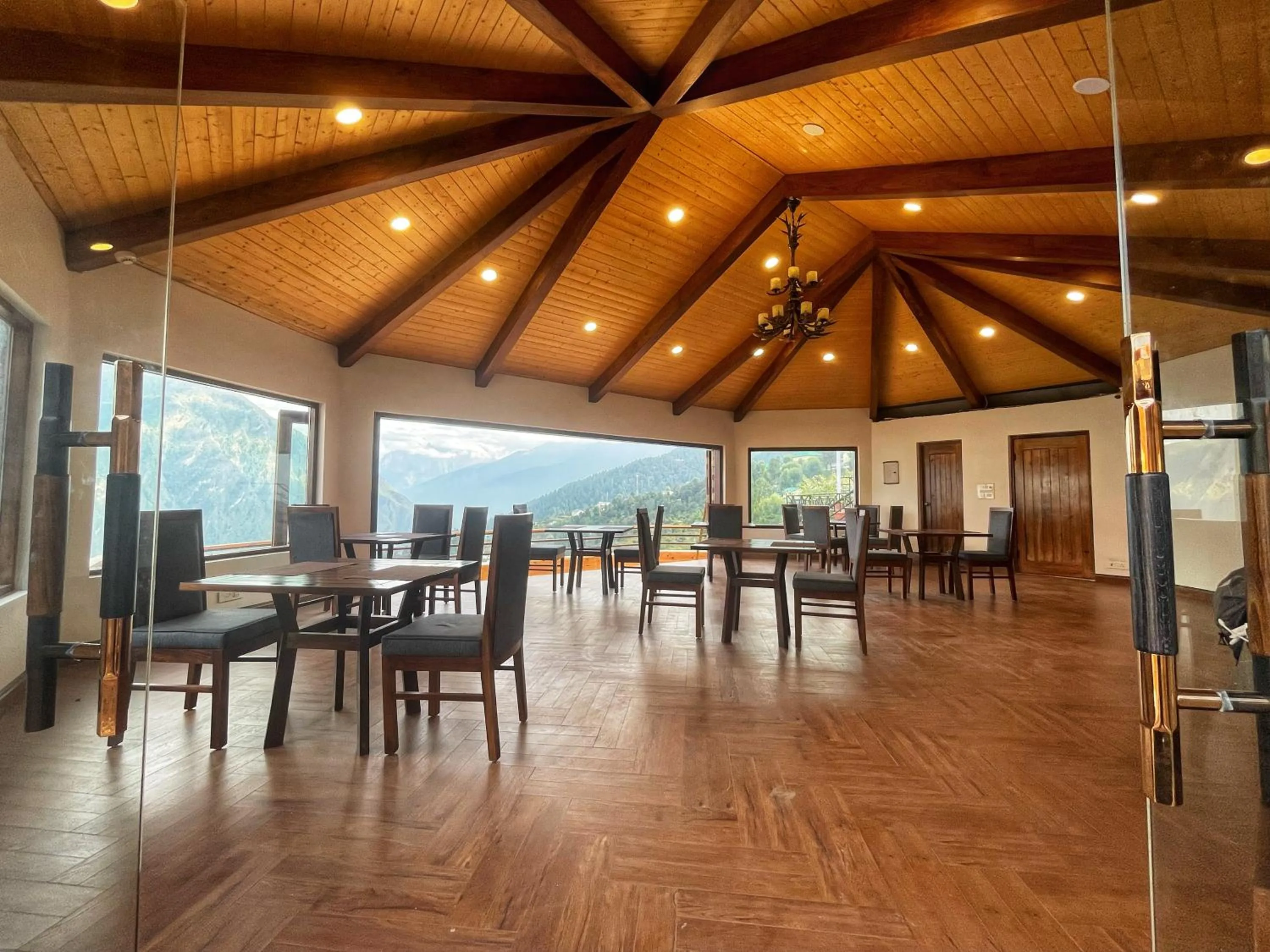 Restaurant/places to eat in Casa Himalaya, Auli