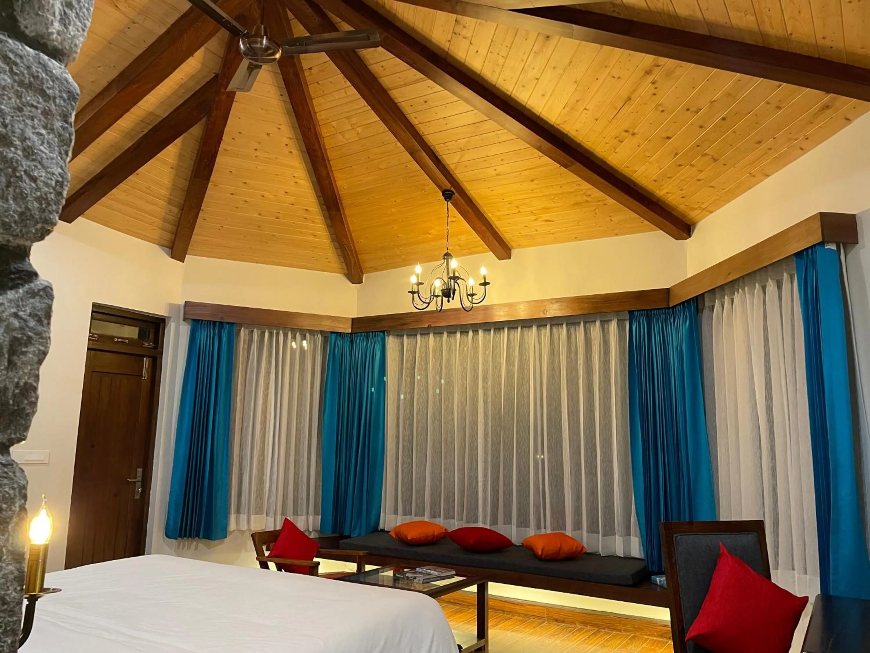 Seating area, Bed in Casa Himalaya, Auli