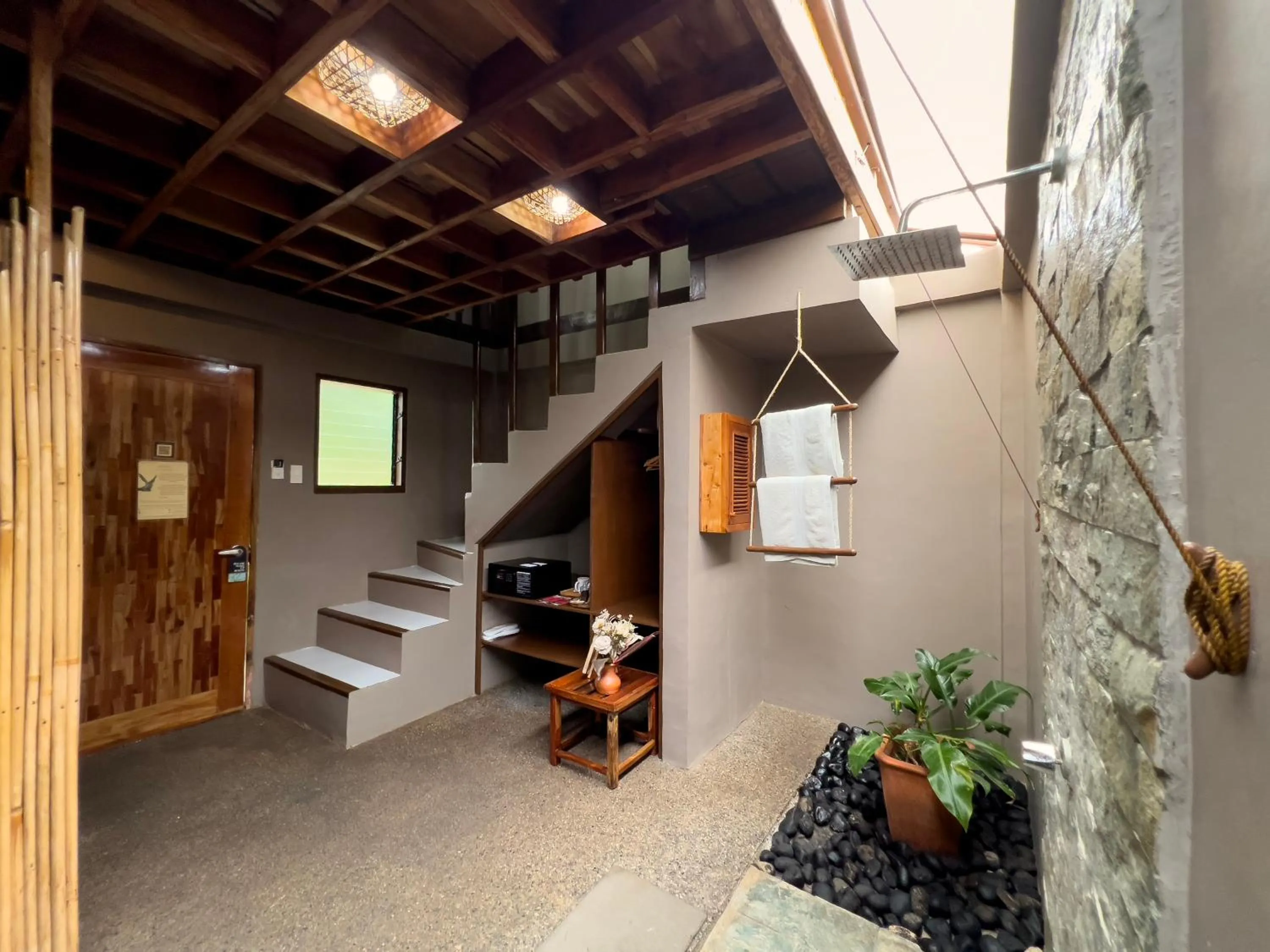 Shower in Nakabalo Guesthouse & Restaurant