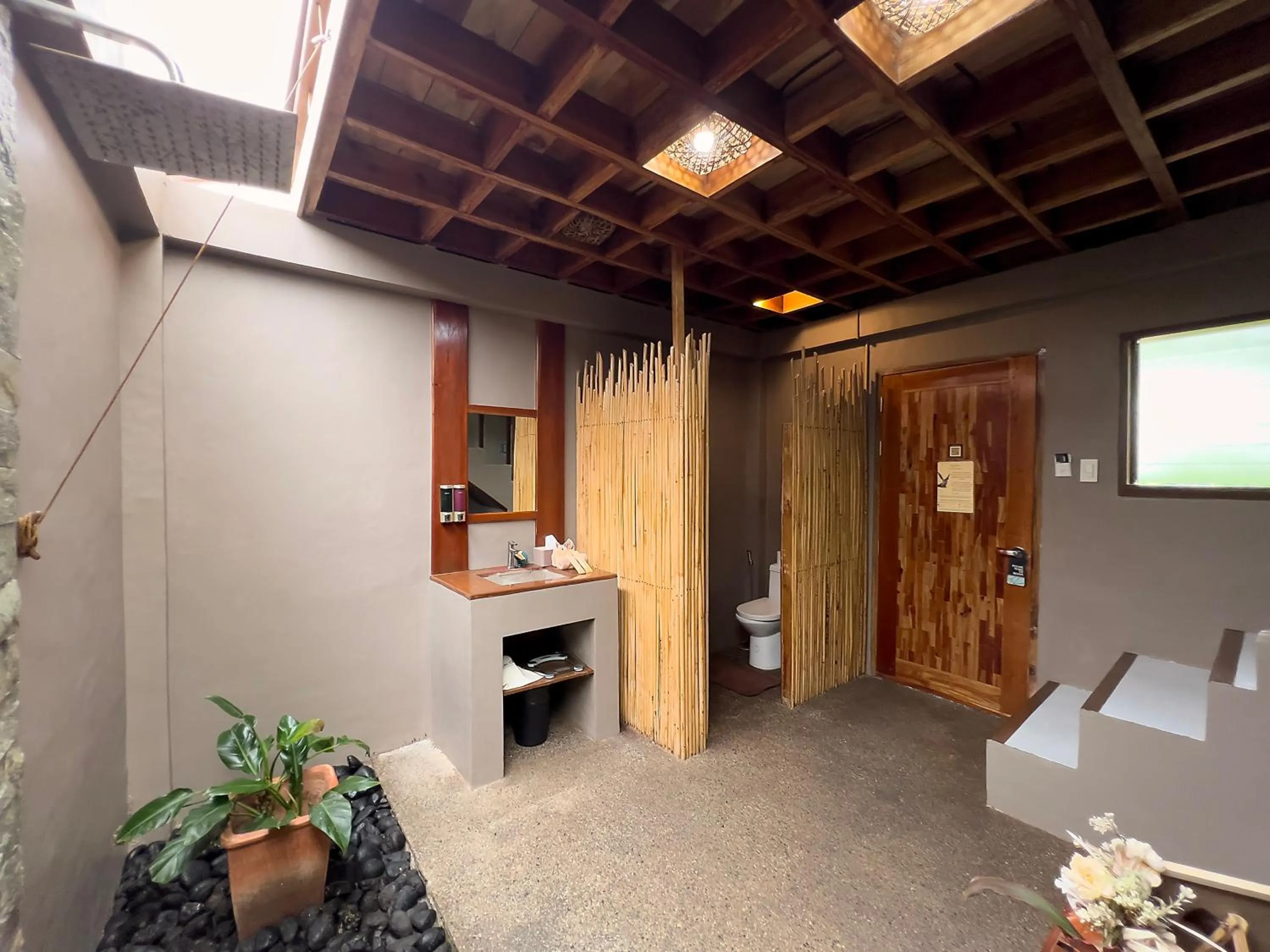 Toilet in Nakabalo Guesthouse & Restaurant