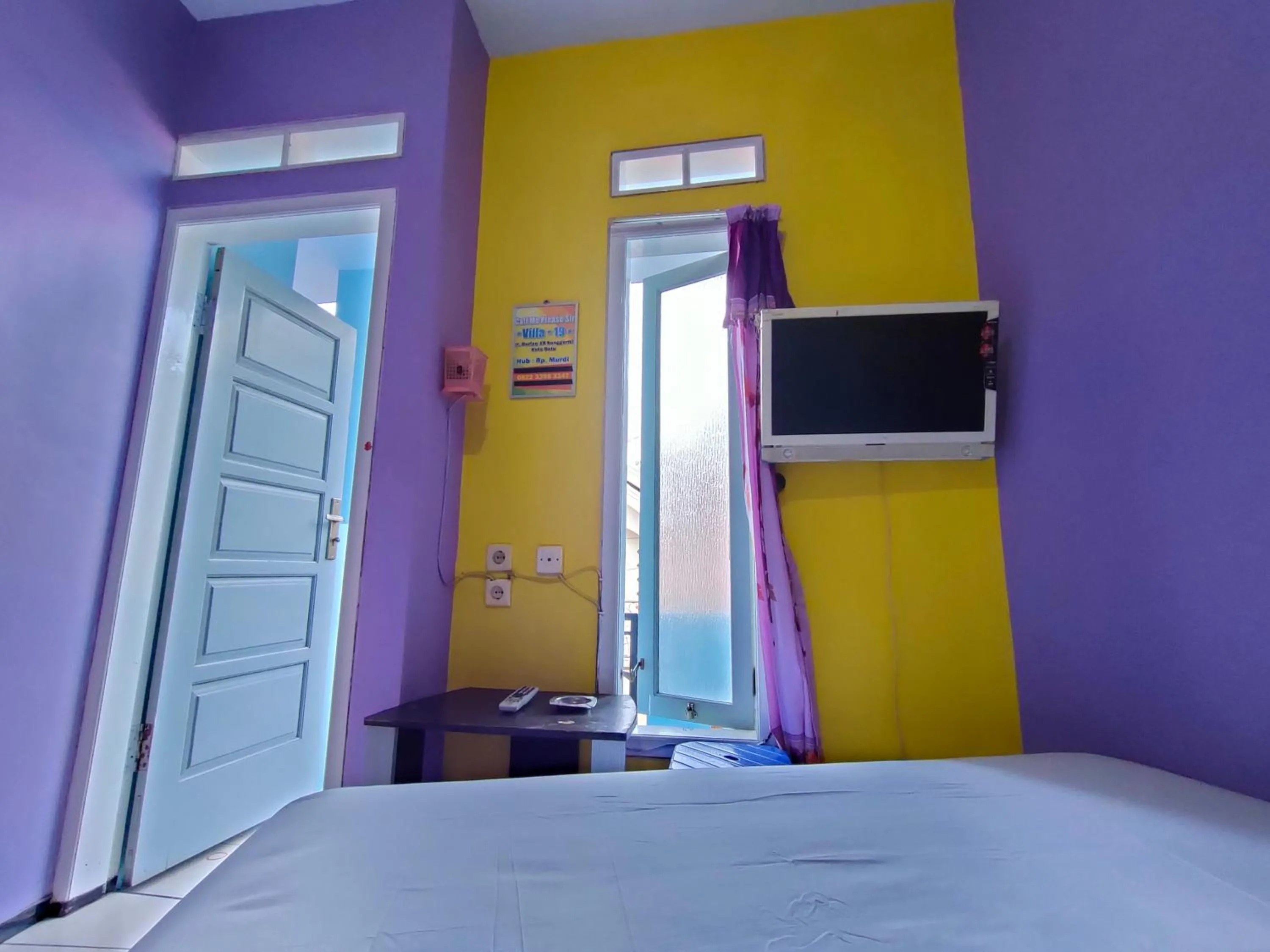 Bedroom, Bed in Blue Nineteen RedPartner