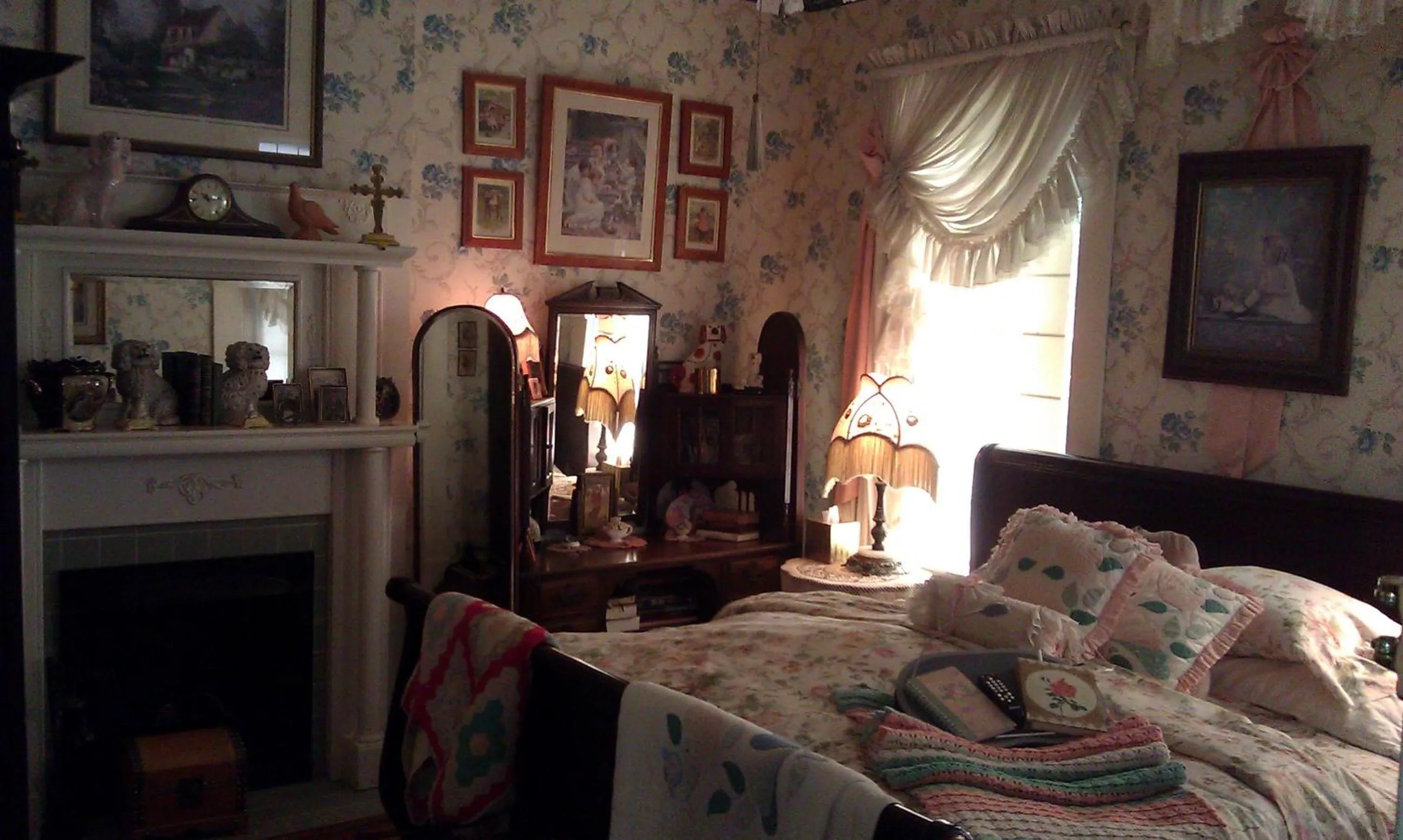 Deluxe King Room in 2439 Fairfield "A Bed and Breakfast"