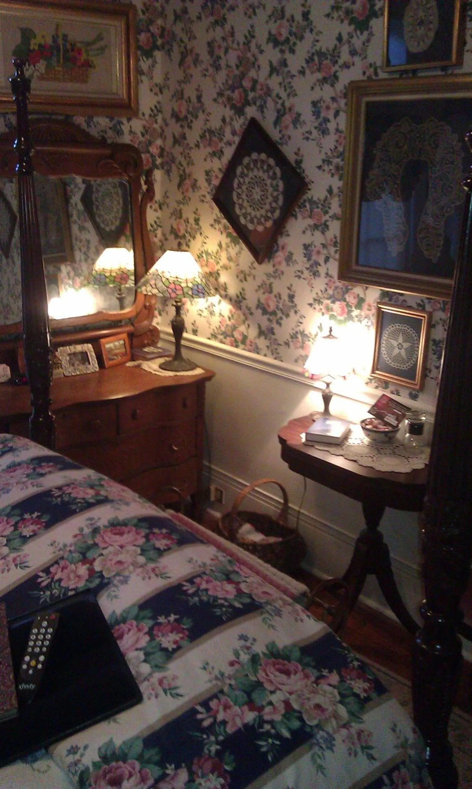 Queen Room with Spa Bath - single occupancy in 2439 Fairfield "A Bed and Breakfast"