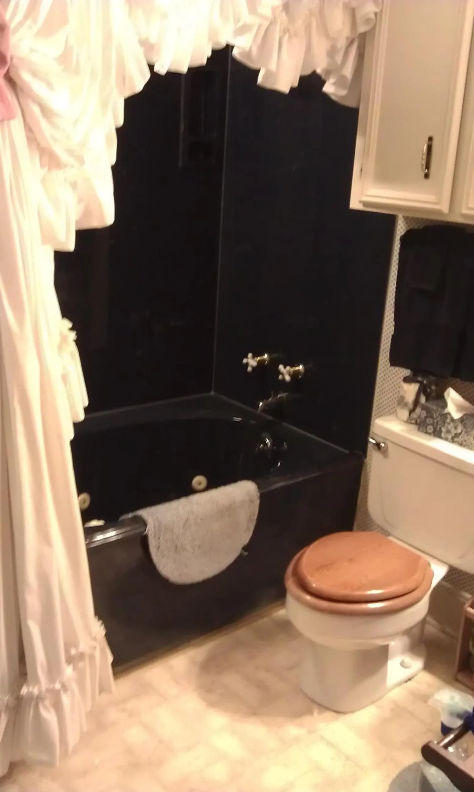 King Room with Spa Bath in 2439 Fairfield "A Bed and Breakfast"