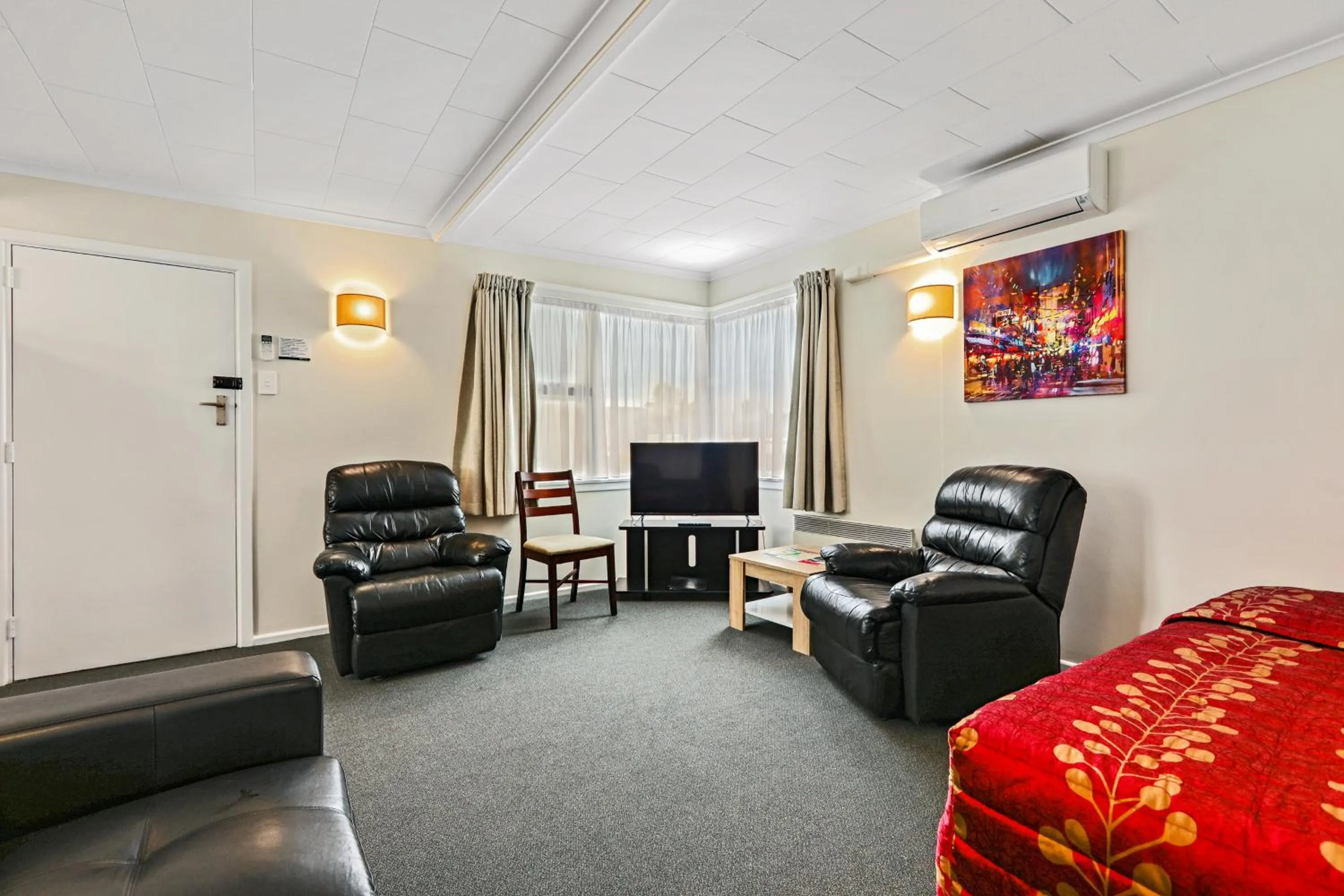 Living room, Bed in Arcadia Motel