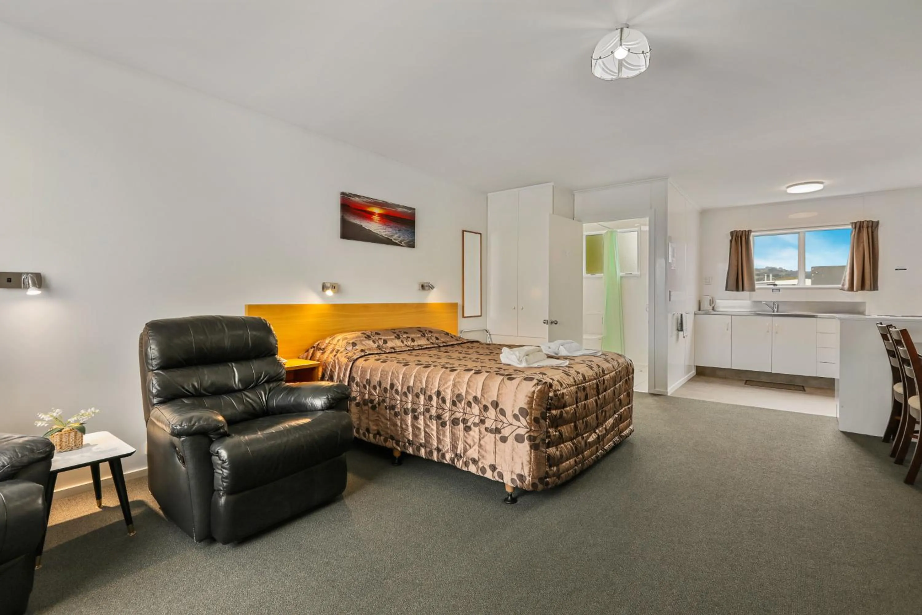 Bedroom, Bed in Arcadia Motel