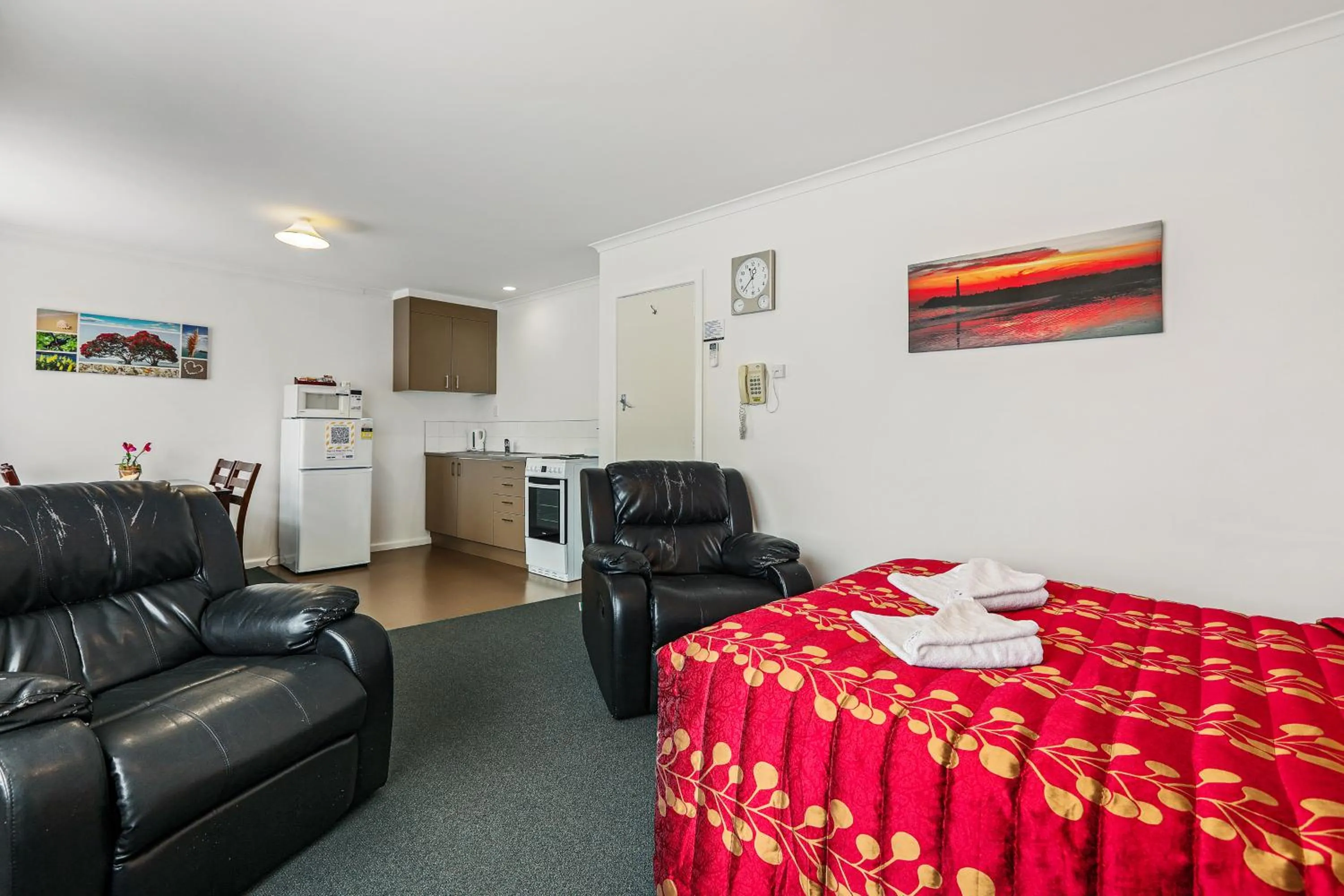 Living room in Arcadia Motel