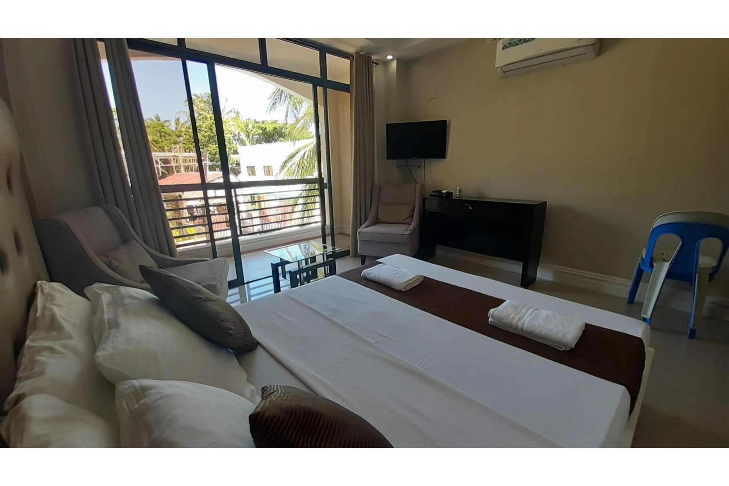 Bedroom, Bed in Adelaida Pensionne Hotel