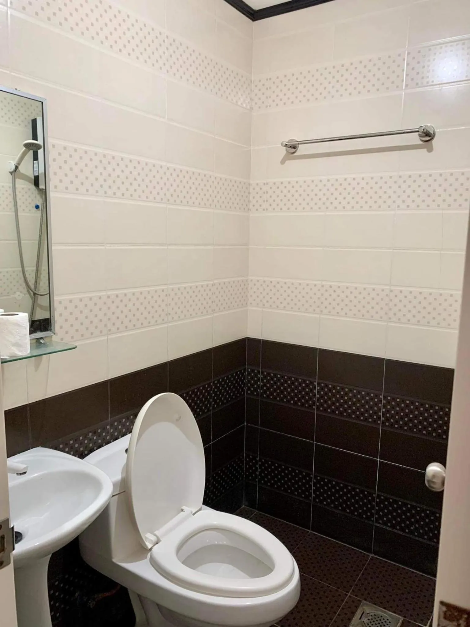 Bathroom in Adelaida Pensionne Hotel