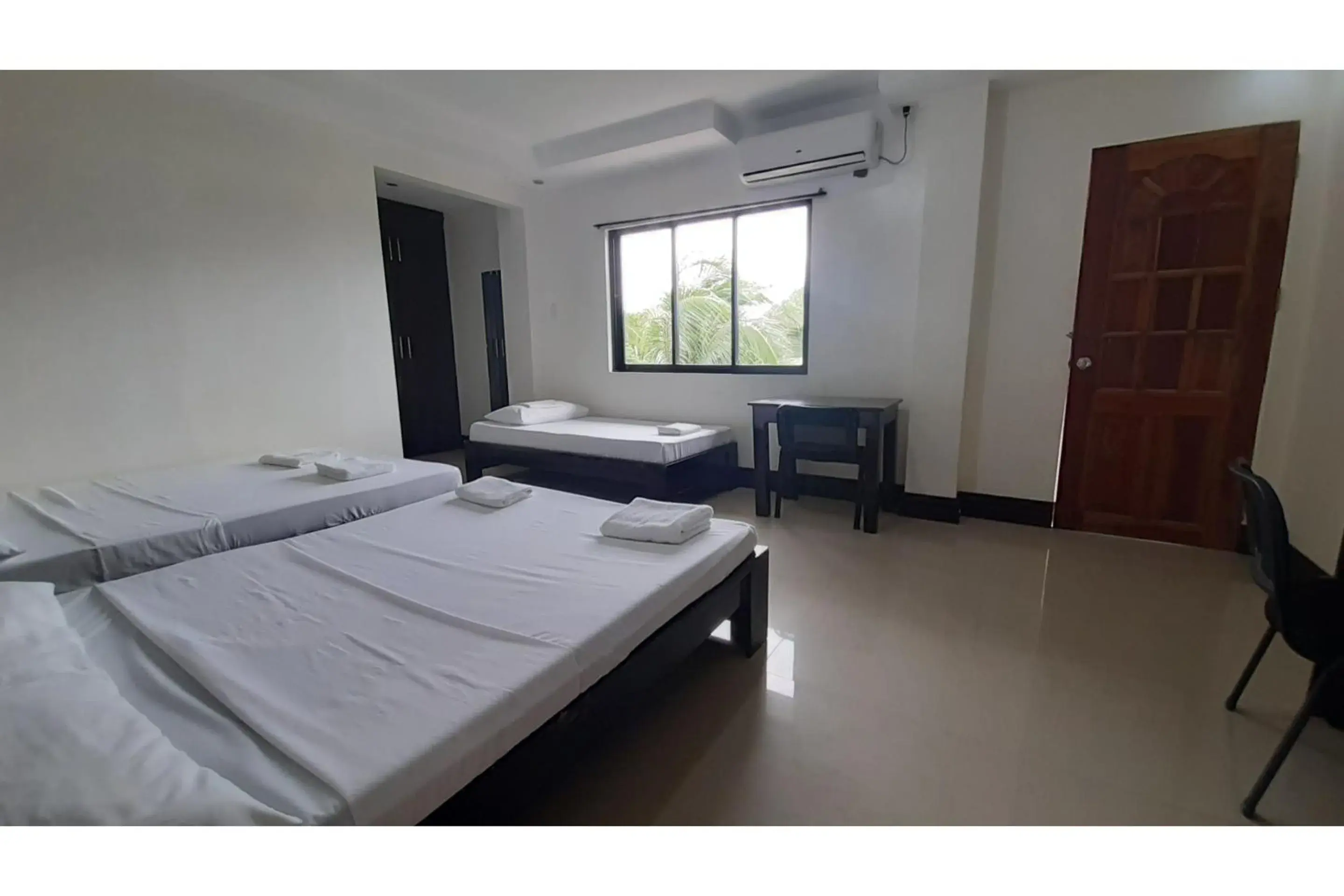 Superior Quadruple Room in Adelaida Pensionne Hotel Superior Quadruple Room in Adelaida Pensionne Hotel