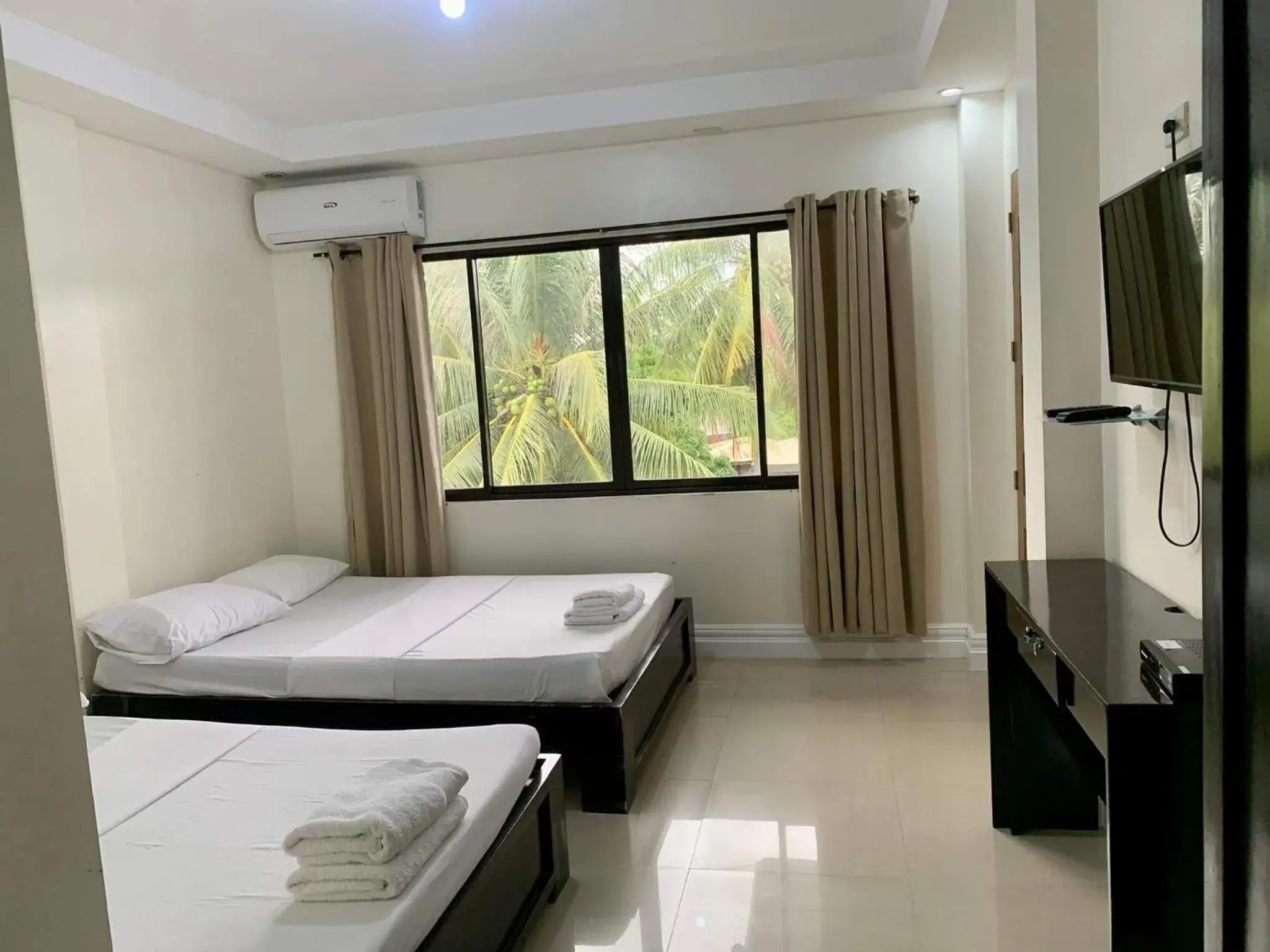 Standard Quadruple Room in Adelaida Pensionne Hotel Standard Quadruple Room in Adelaida Pensionne Hotel