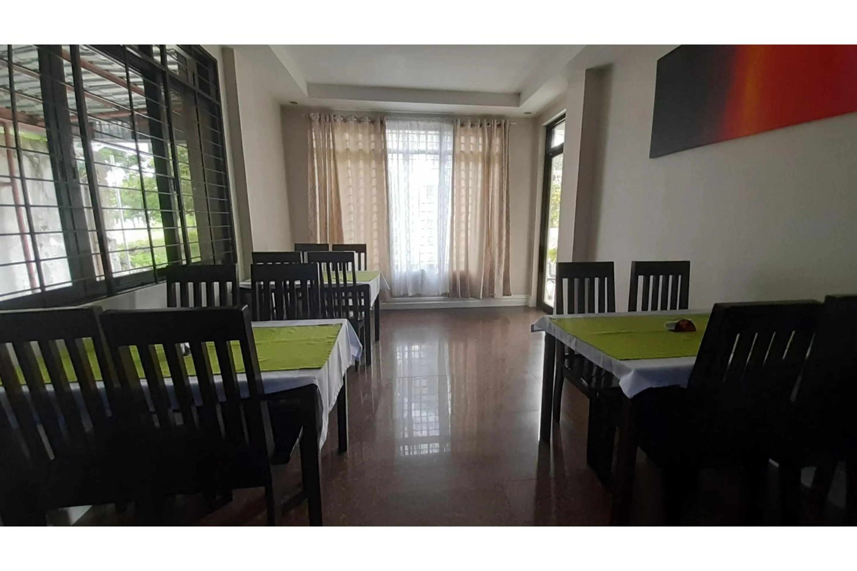 Restaurant/places to eat in Adelaida Pensionne Hotel