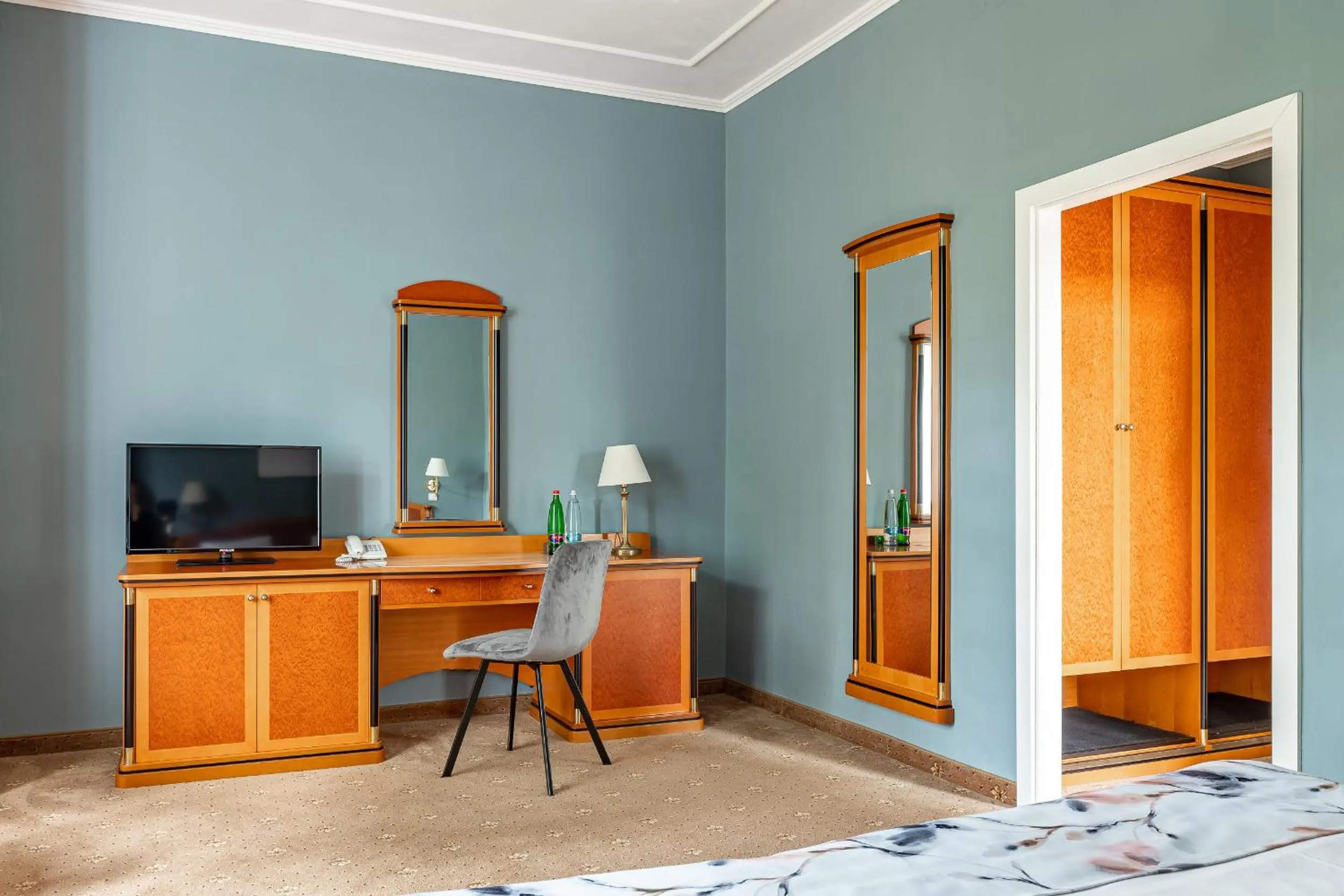 wardrobe, Bed in Spa & Wellness Hotel Silva