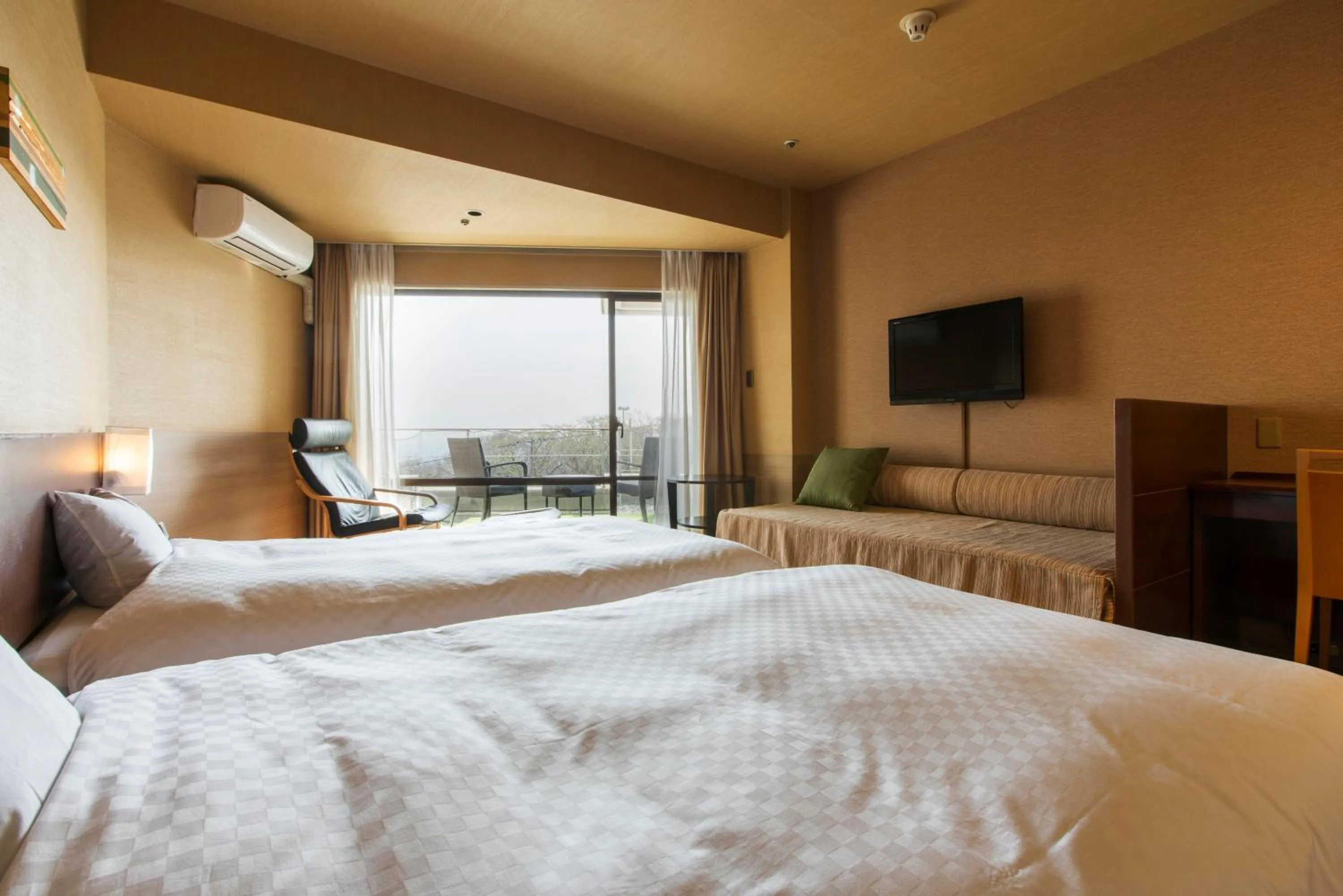 Photo of the whole room, Bed in Izu-Kogen Wan Wan Paradise Hotel & Cottage