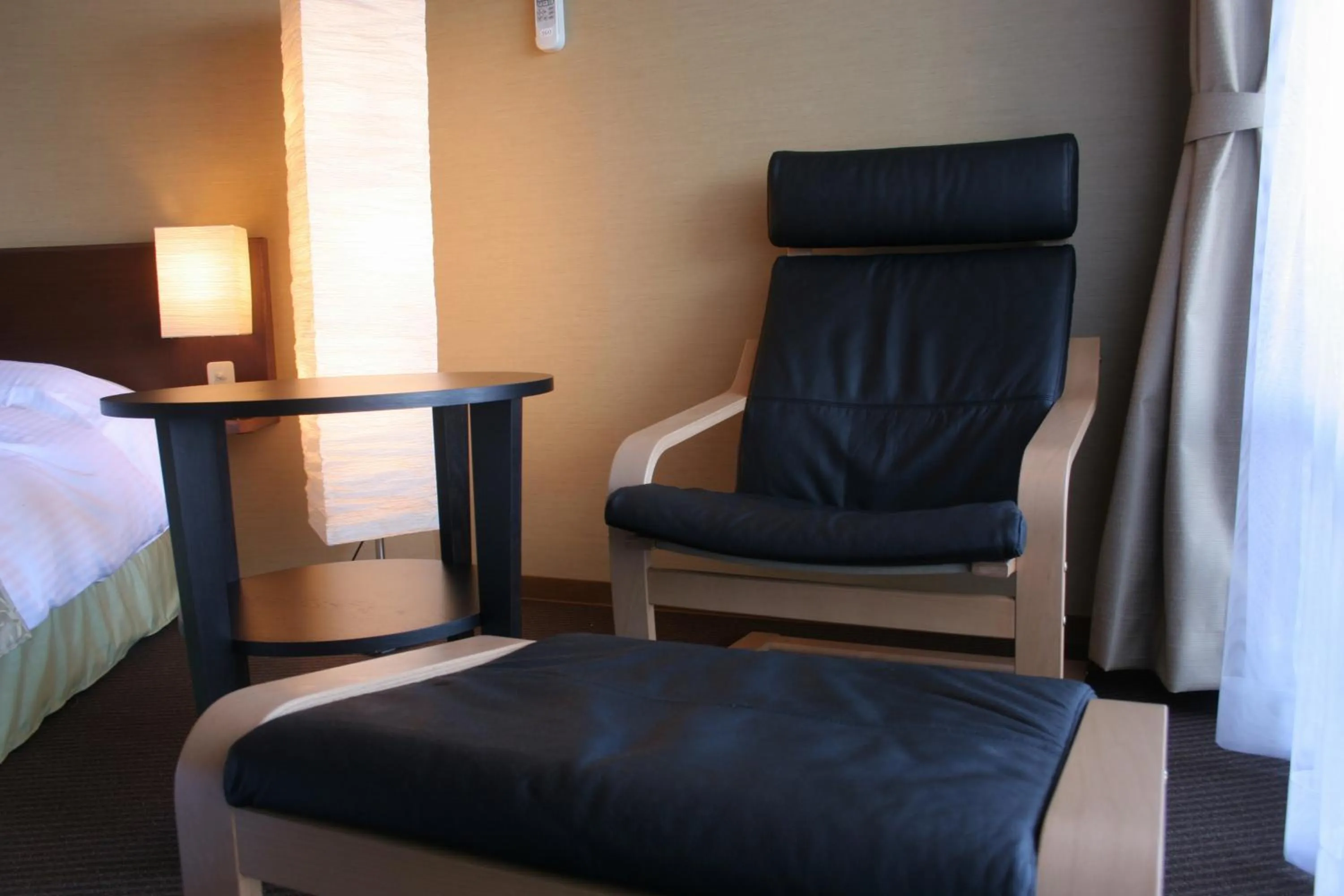 Seating area, Bed in Izu-Kogen Wan Wan Paradise Hotel & Cottage