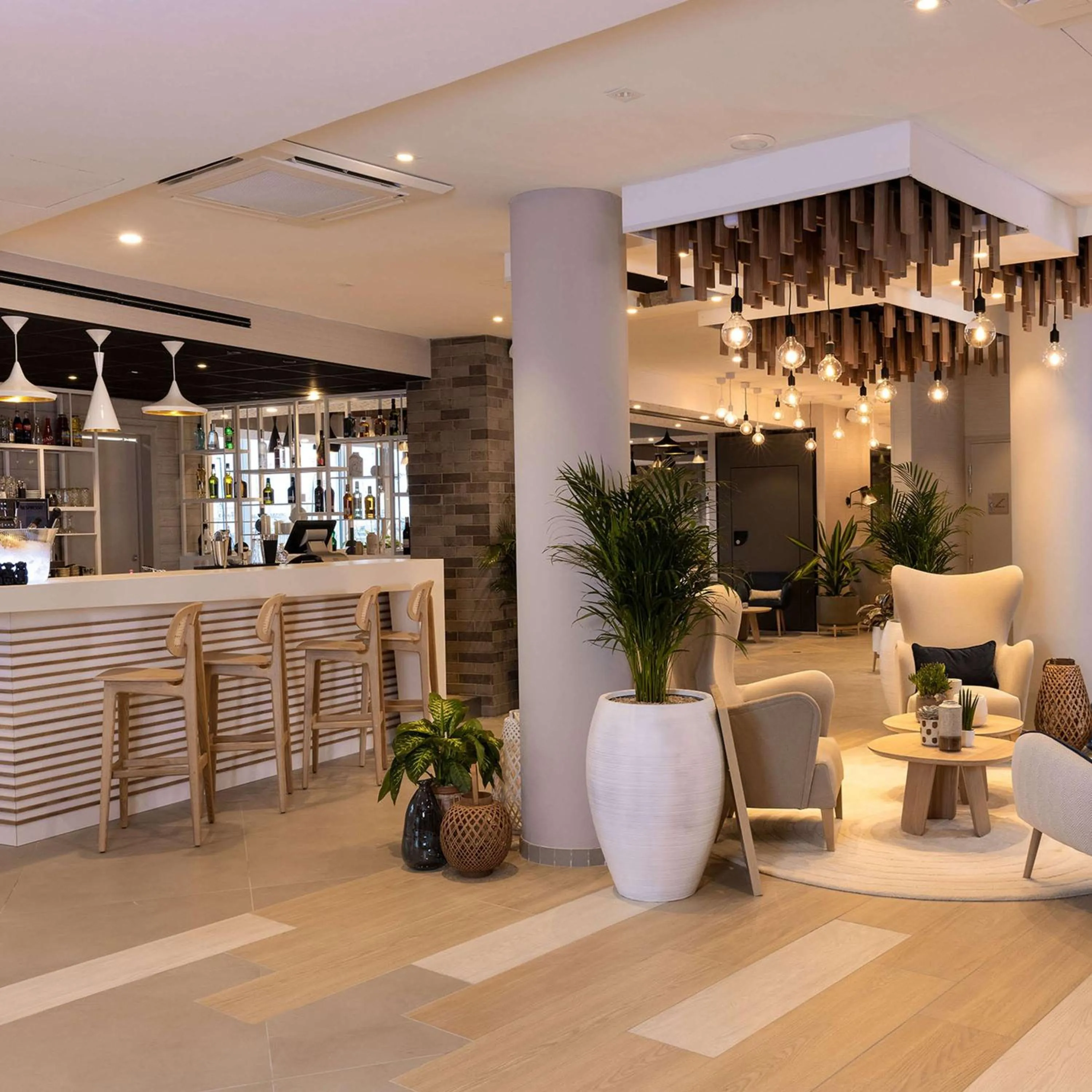 Lounge or bar in Hilton Garden Inn Le Havre Centre