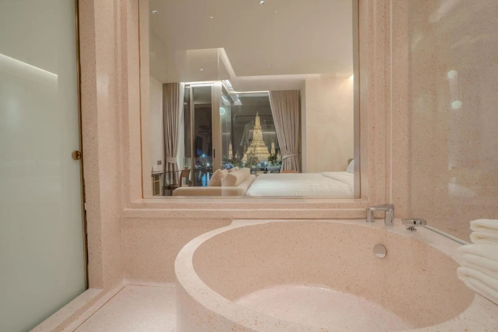 Bathroom, Bed in Inn a day