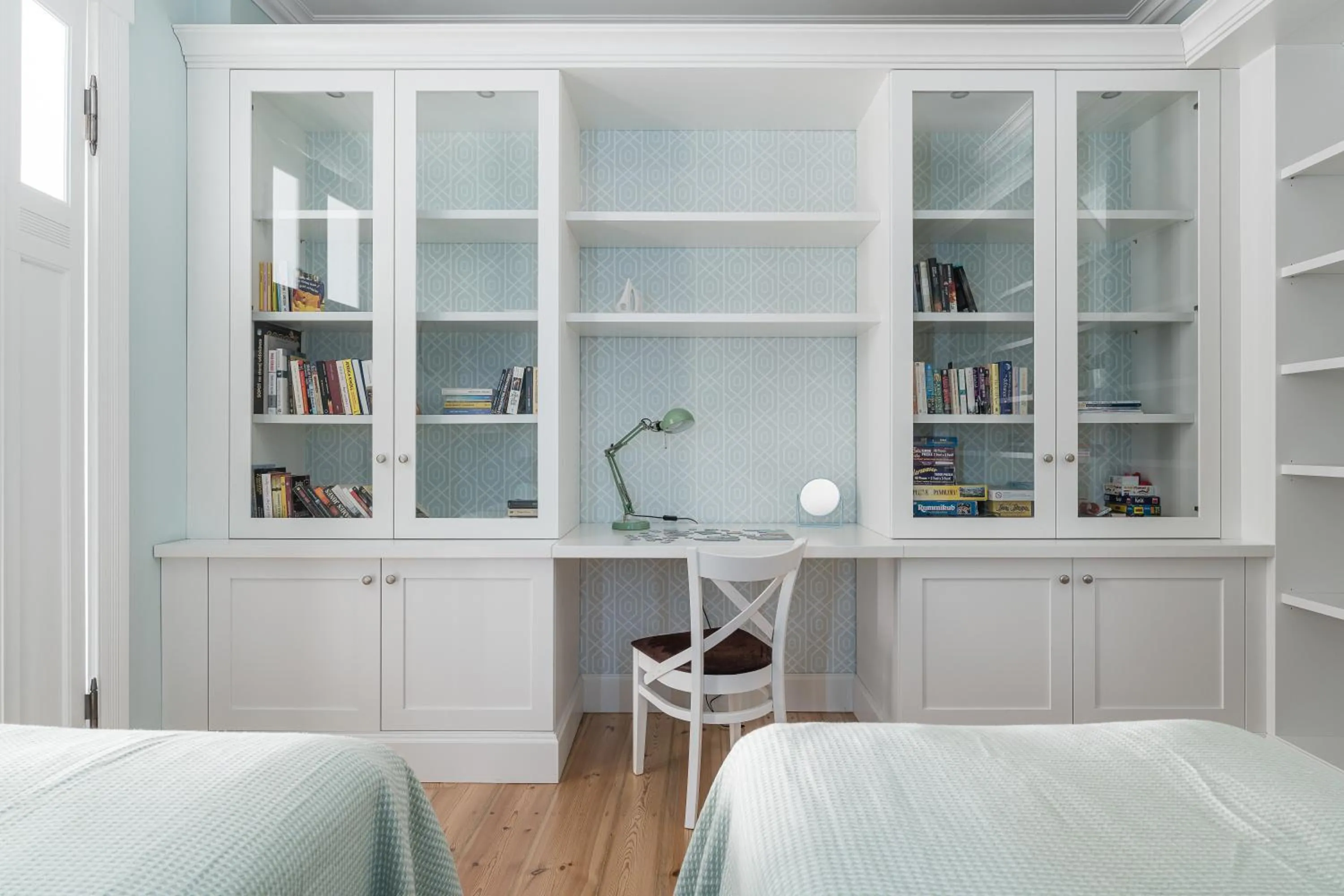 Library, Bed in Sanhaus Apartments - FANTAZJA - Apartament z dwoma balkonami - 100 m2