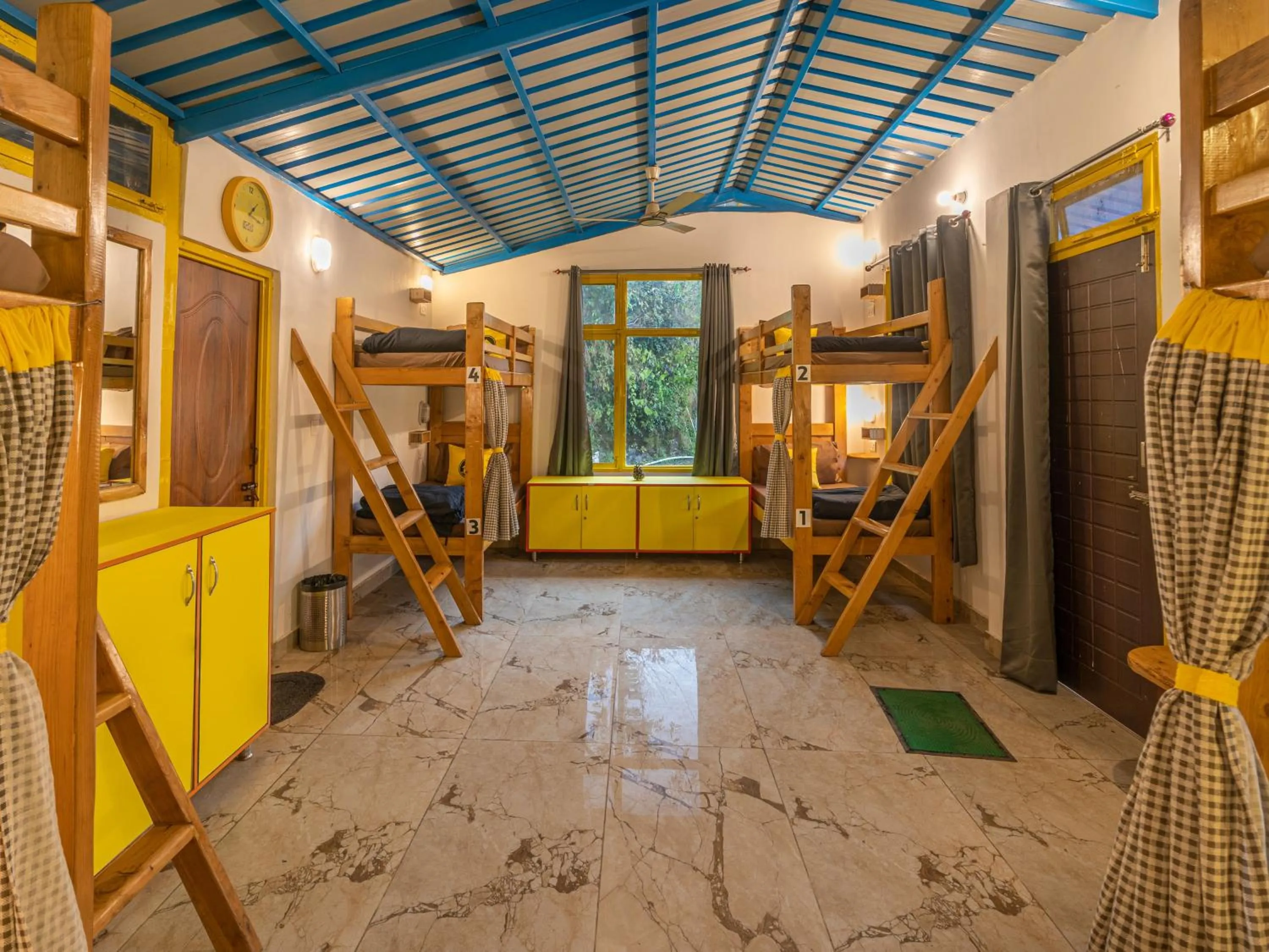 Living room in The Hosteller Mussoorie By the Streamside, Kempty