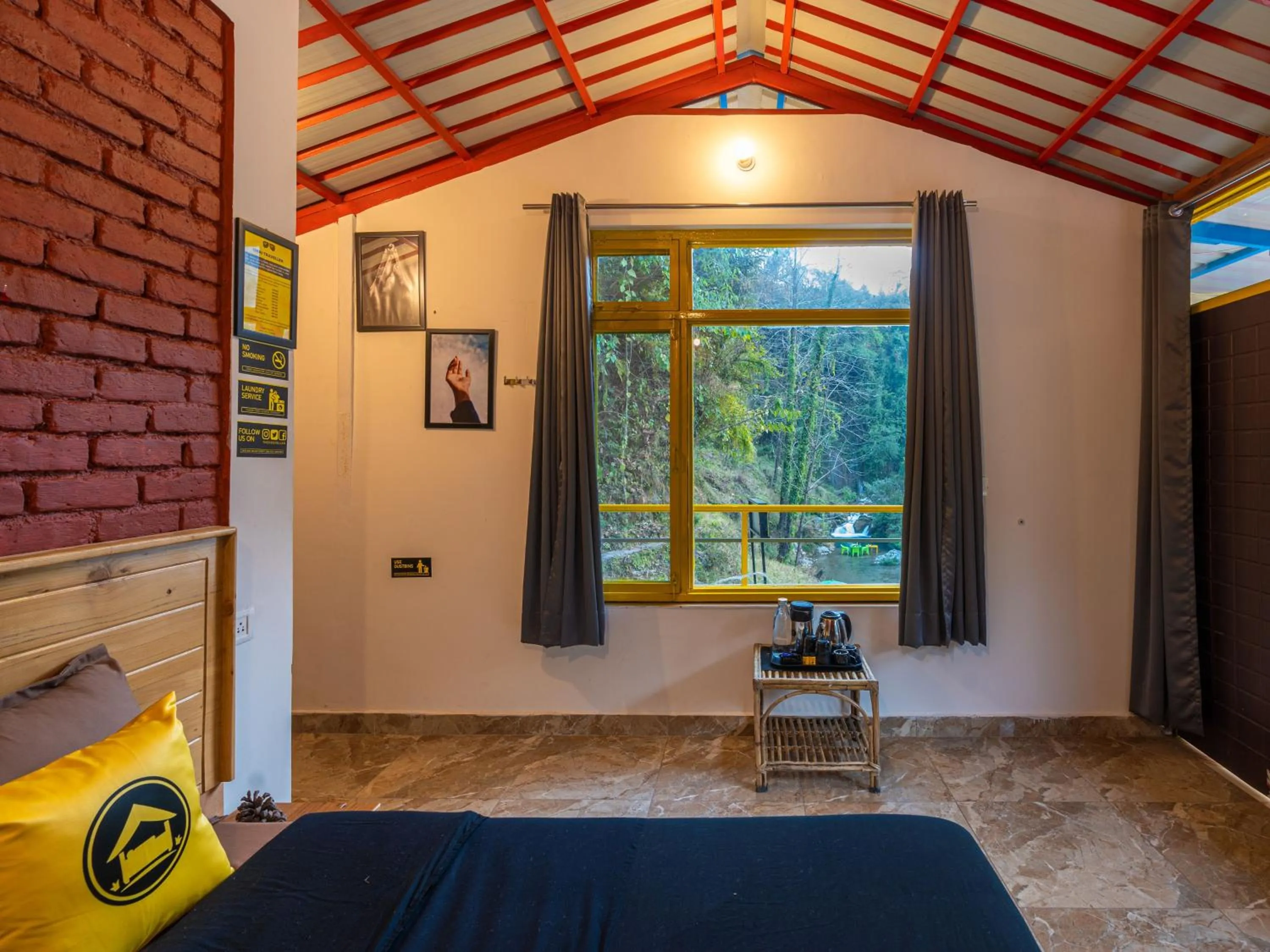 Living room, Bed in The Hosteller Mussoorie By the Streamside, Kempty