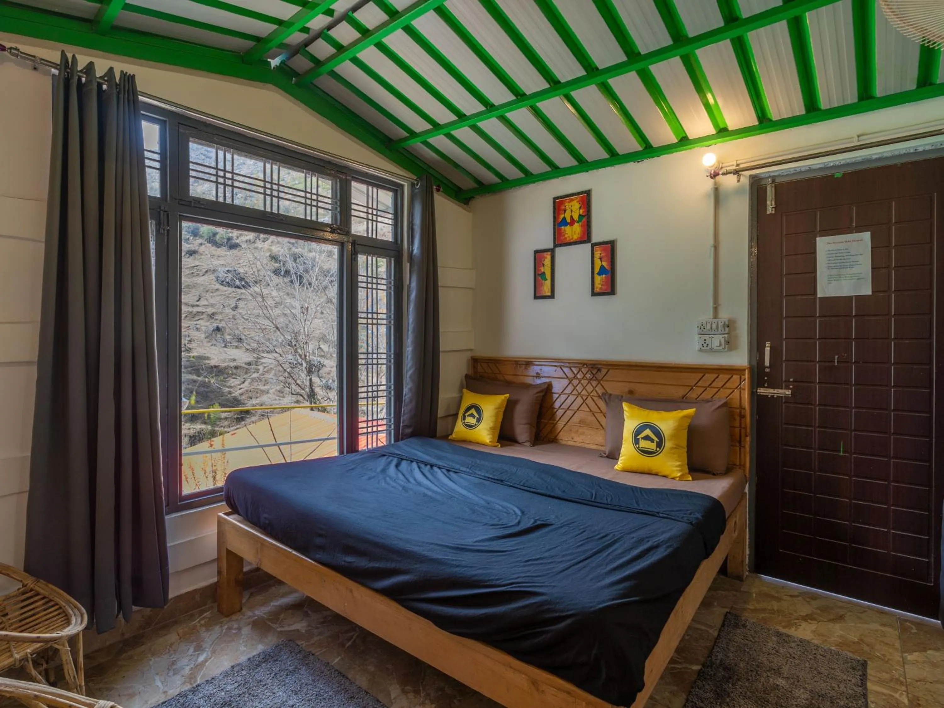 Living room, Bed in The Hosteller Mussoorie By the Streamside, Kempty
