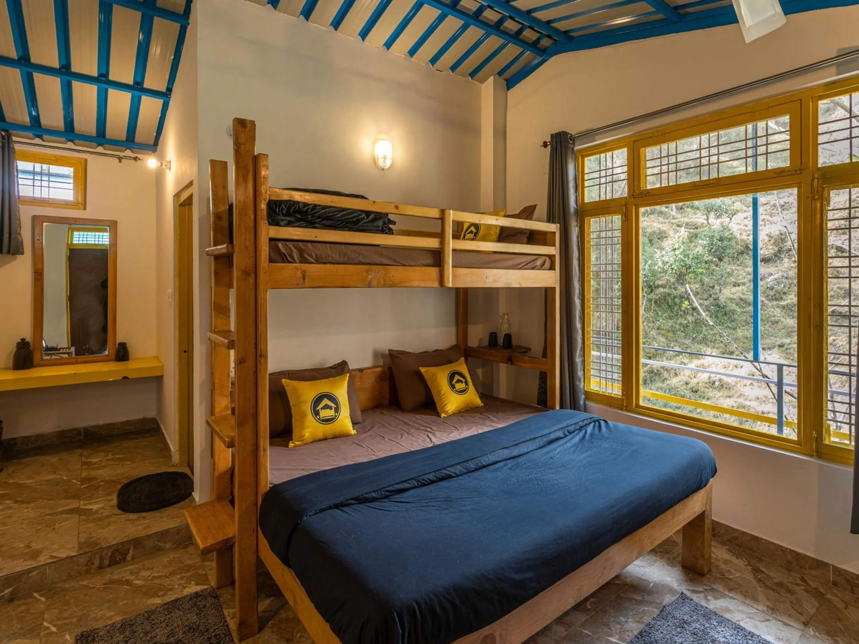 Living room, Bed in The Hosteller Mussoorie By the Streamside, Kempty