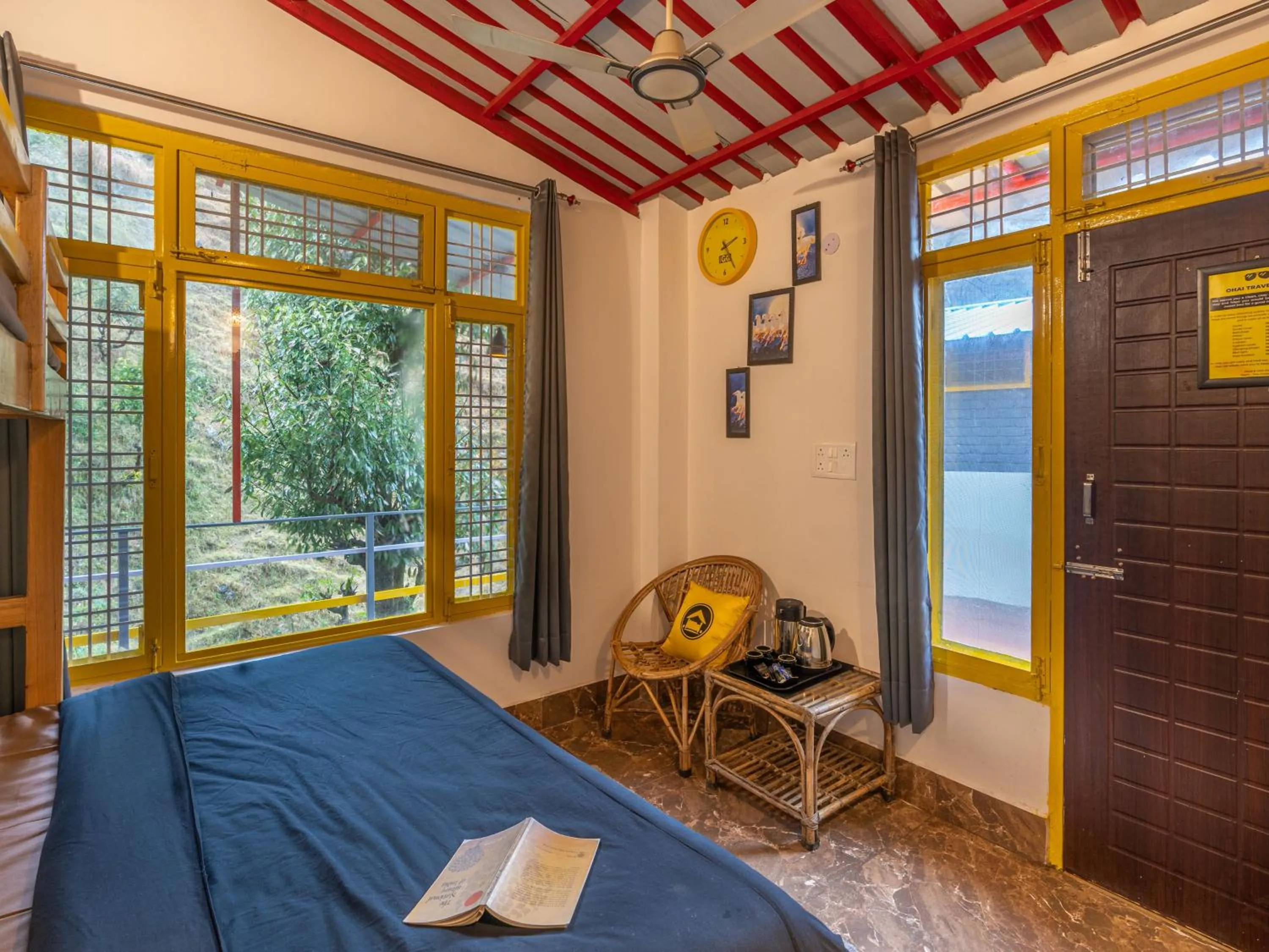 Living room, Bed in The Hosteller Mussoorie By the Streamside, Kempty