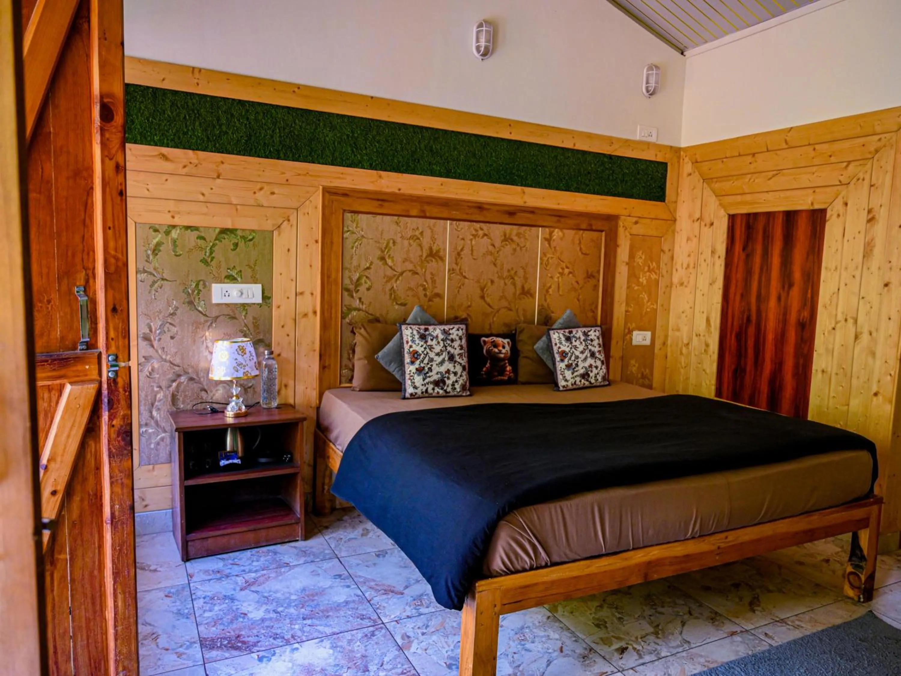 Bedroom, Bed in The Hosteller Mussoorie By the Streamside, Kempty