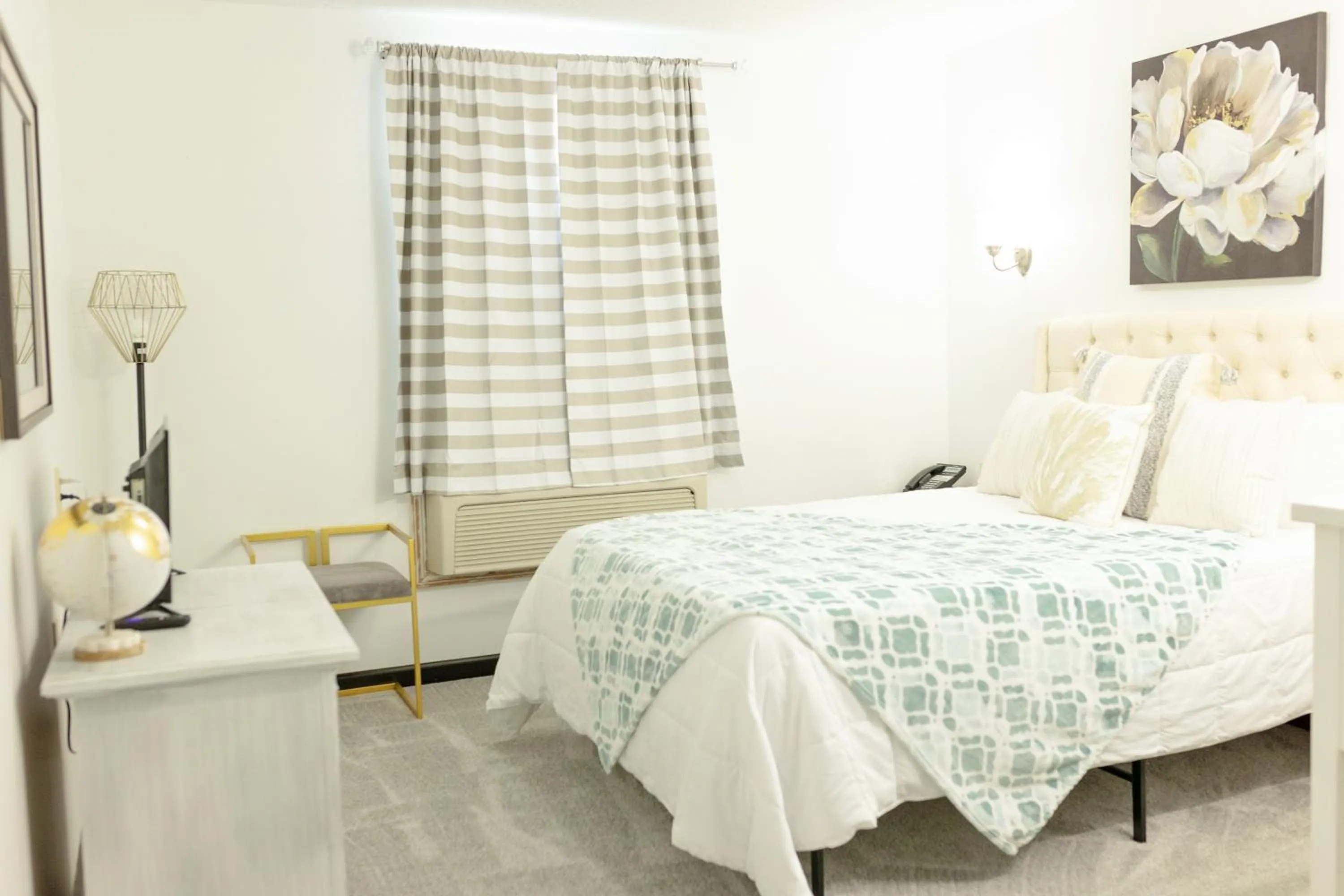 Bedroom, Bed in EC Reed's Mercantile and Hotel