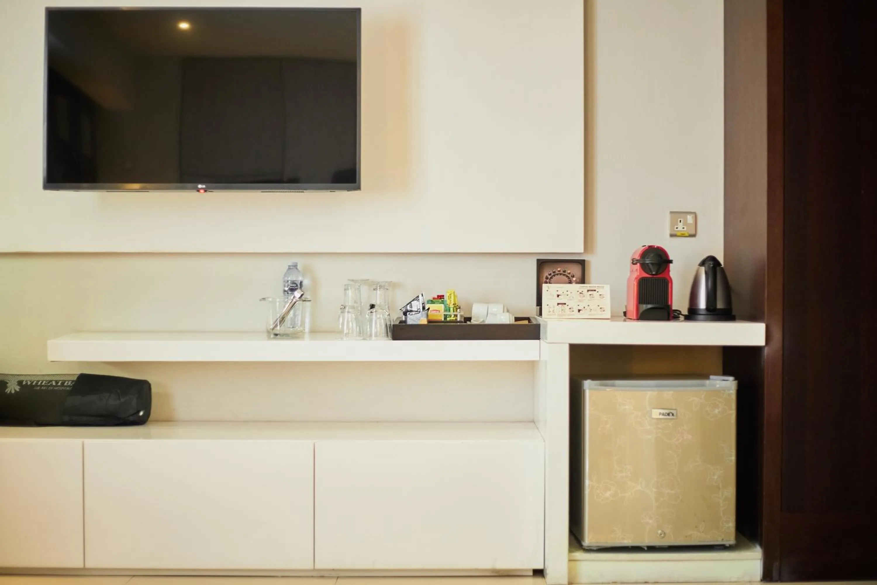 Coffee/tea facilities in The Wheatbaker